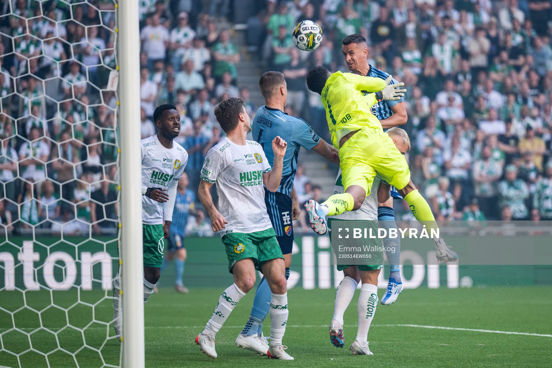 Djurgårdens Haris Radetinac gör reducering till 3-2 bakom Hammarbys målvakt Oliver Dovin under fotbollsmatchen i Allsvenskan mellan Hammarby och Djurgården den 14 maj 2023 i Stockholm.