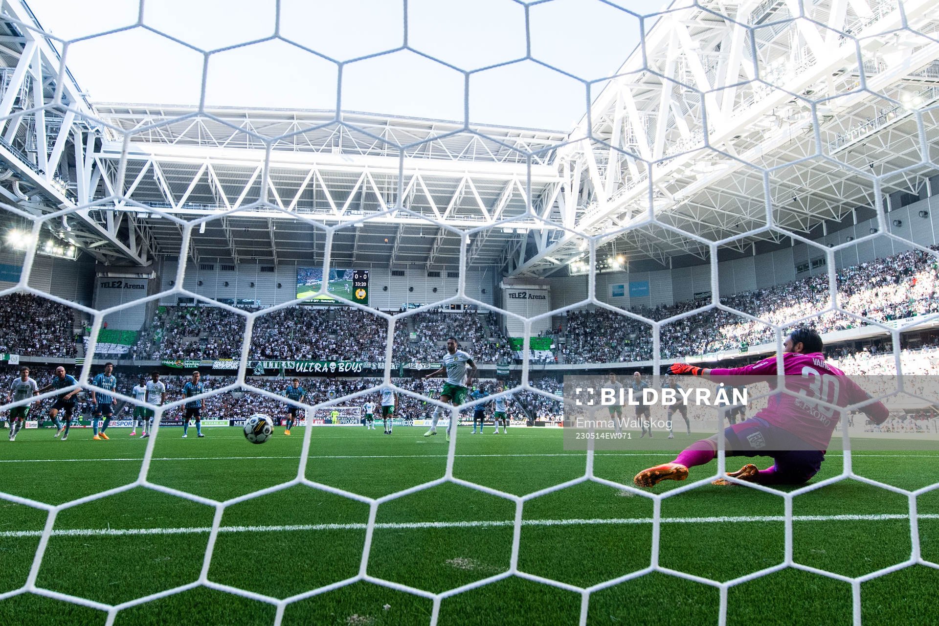 Hammarbys Nahir Besara gör 1-0 bakom Djurgårdens målvakt