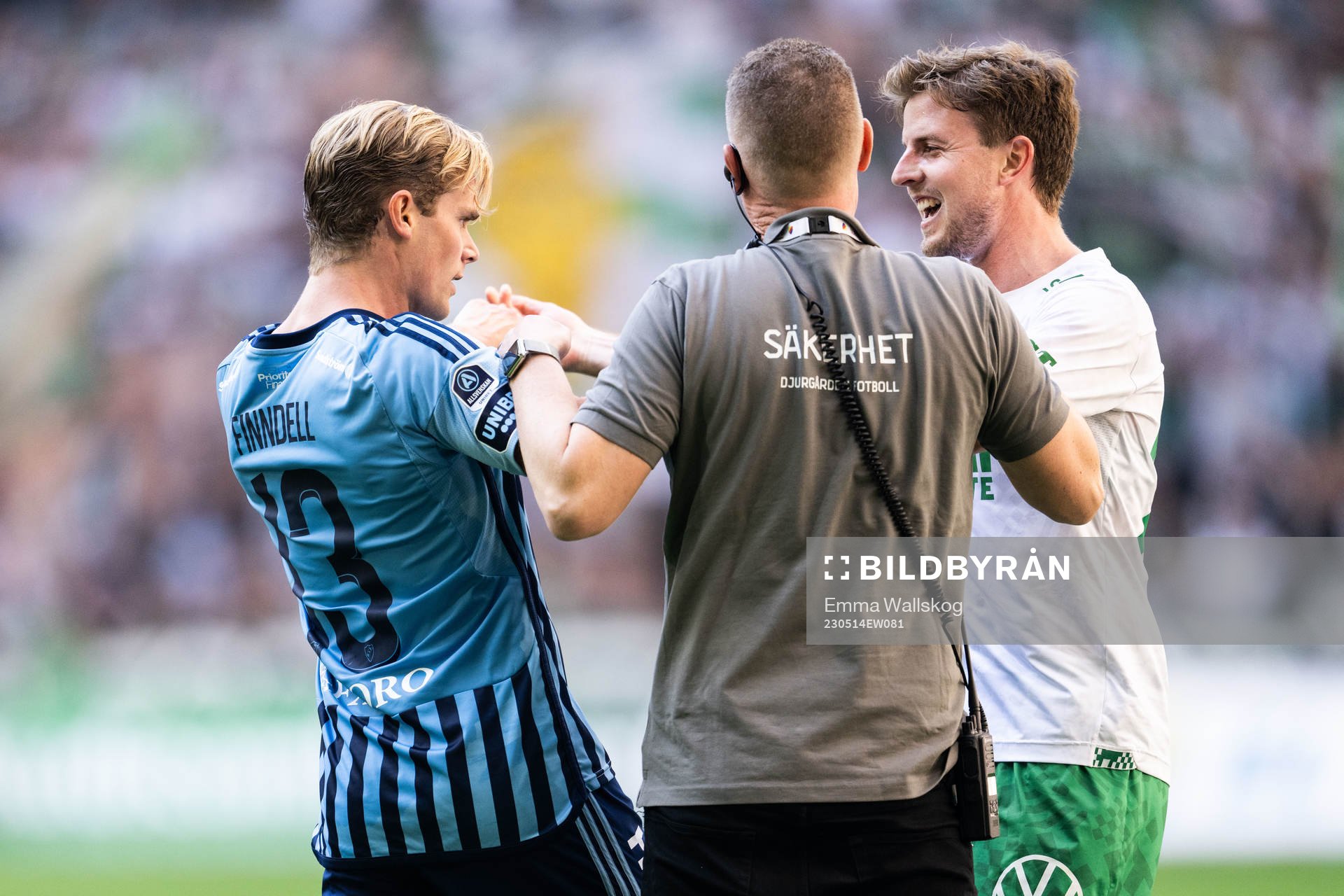 Djurgårdens Hampus Finndell i diskussion med Hammarbys