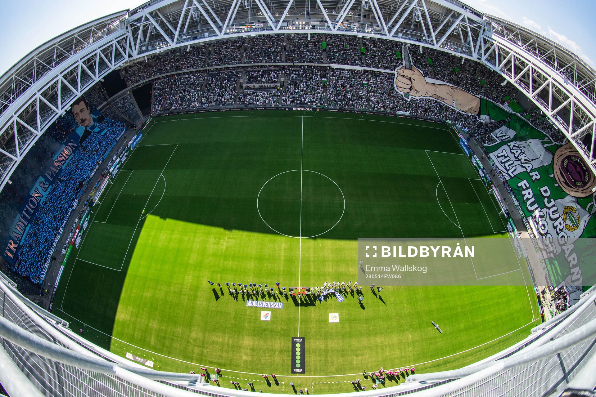 Djurgårdens och Hammarbys supportrar med tifo