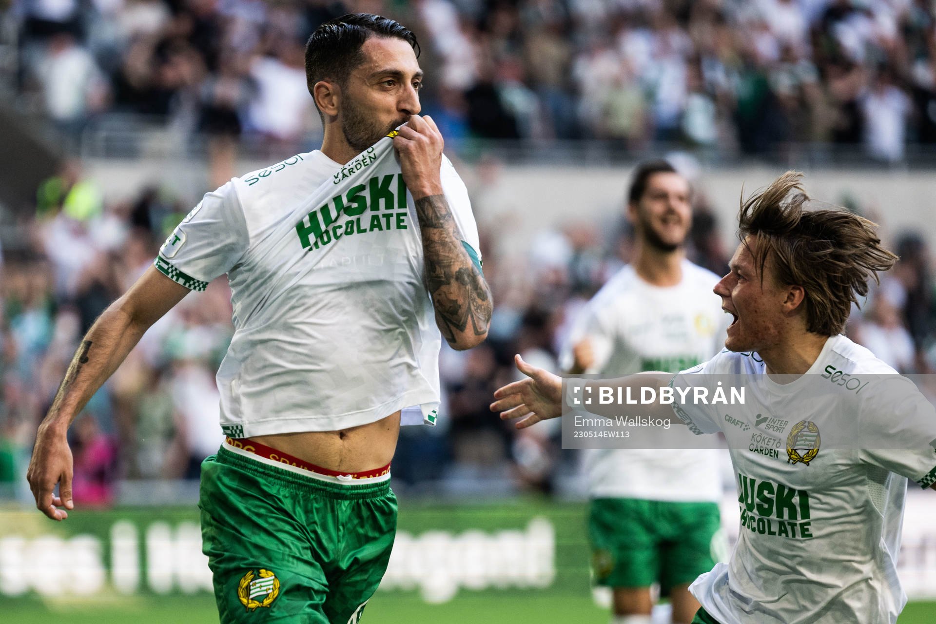 Hammarbys Nahir Besara jublar med August Mikkelsen