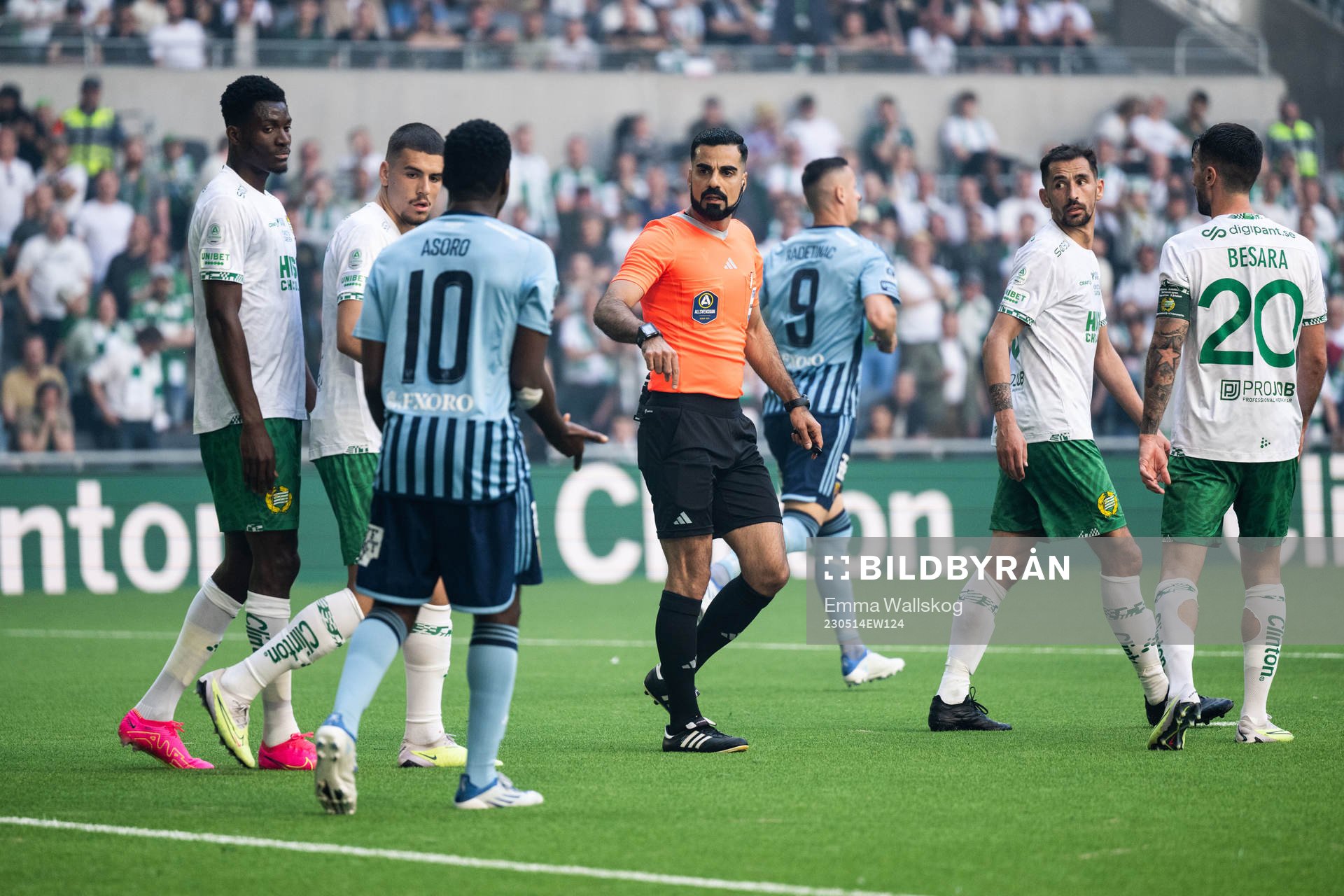 Djurgårdens Joel Asoro i diskussion med Domare Mohammed