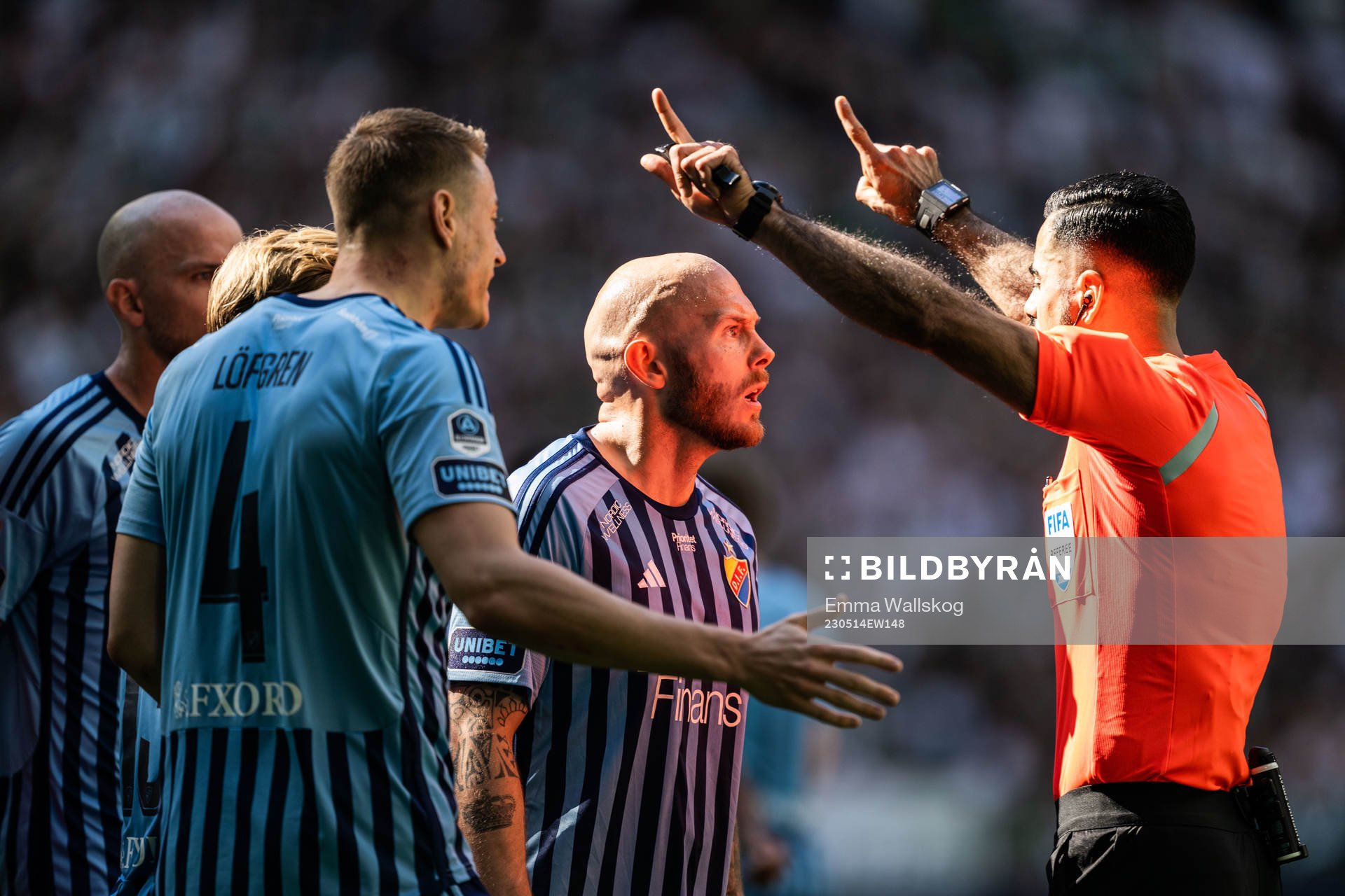 Djurgårdens Jesper Löfgren och Magnus Eriksson reagerar
