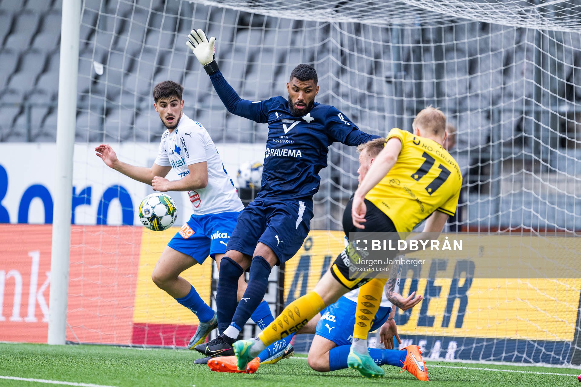 Värnamos målvakt Jonathan Ursin Rasheed och Elfsborgs