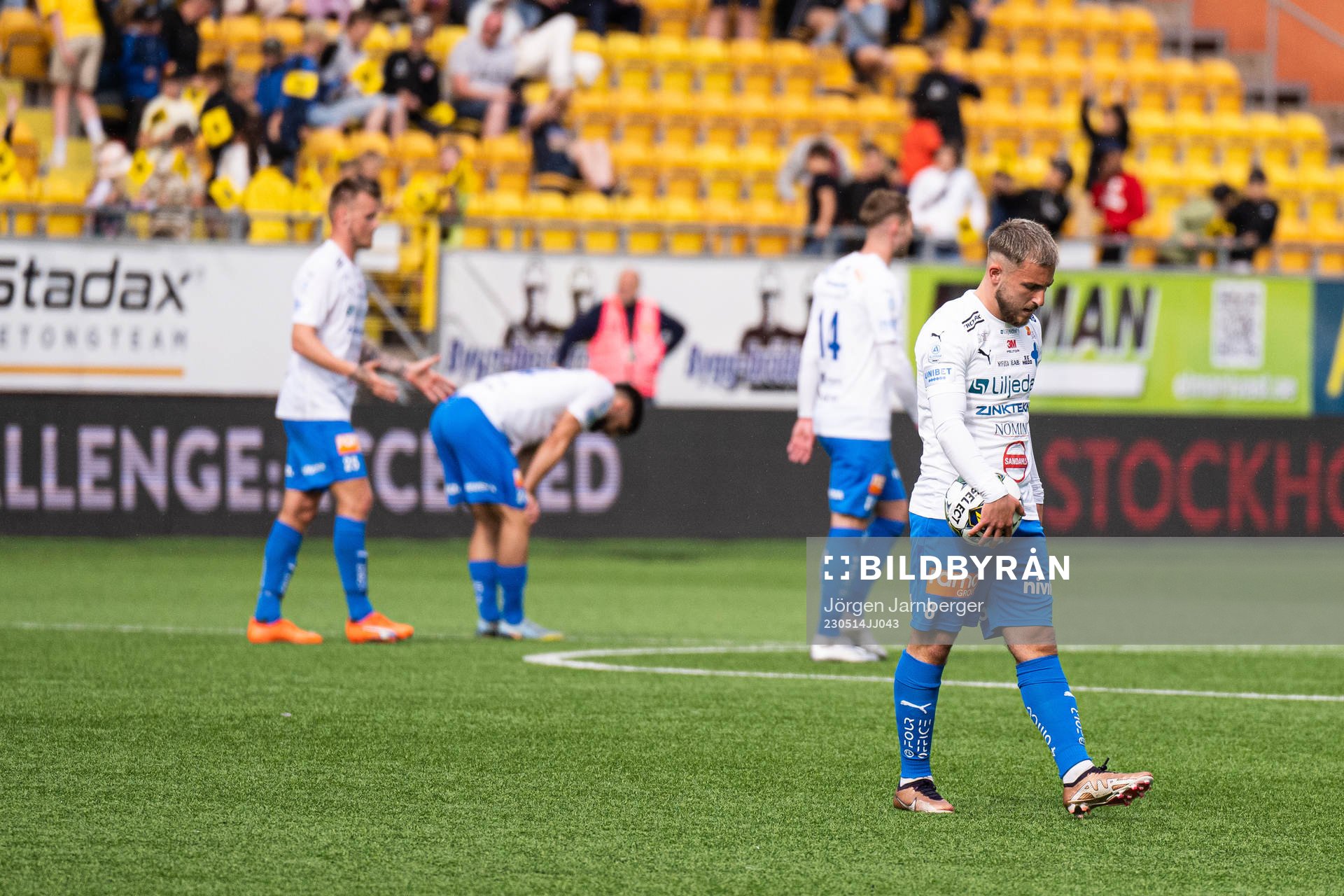 Värnamos Albion Ademi och övriga spelare deppar