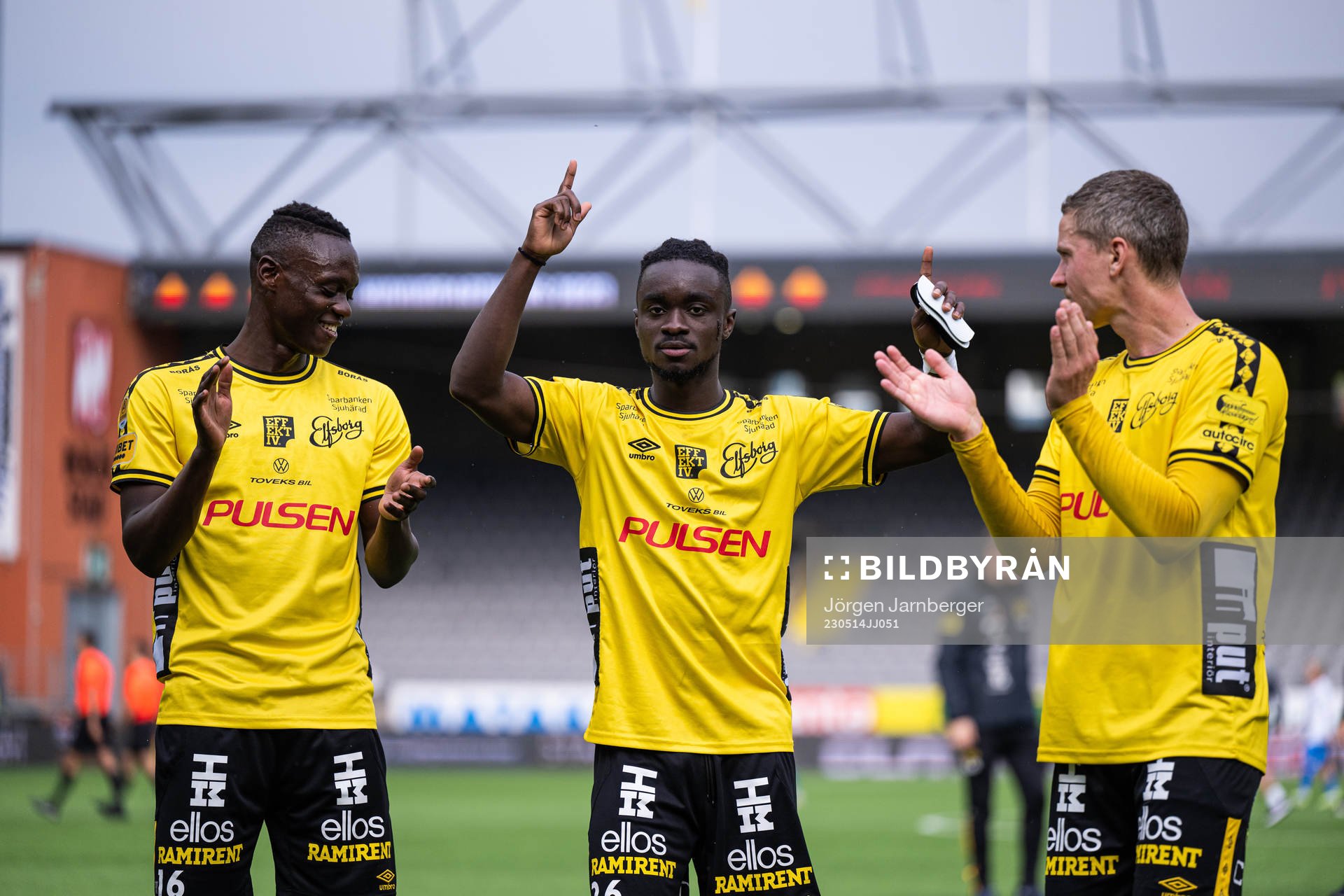 Elfsborgs Timothy Noor Ouma, Emmanuel Boateng och Andre Ibsen Rømer jublar efter fotbollsmatchen i Allsvenskan mellan Elfsborg och Värnamo den 14 maj 2023 i Borås.