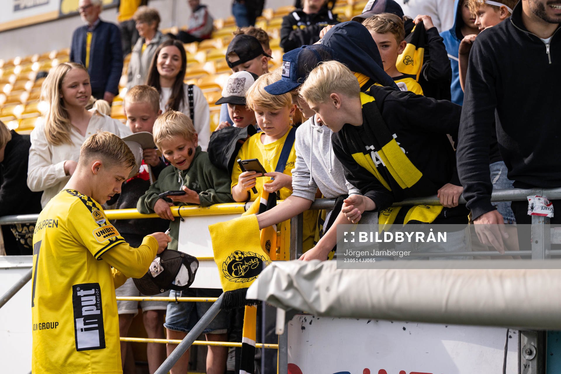 Elfsborgs Jacob Ondrejka skriver autografer