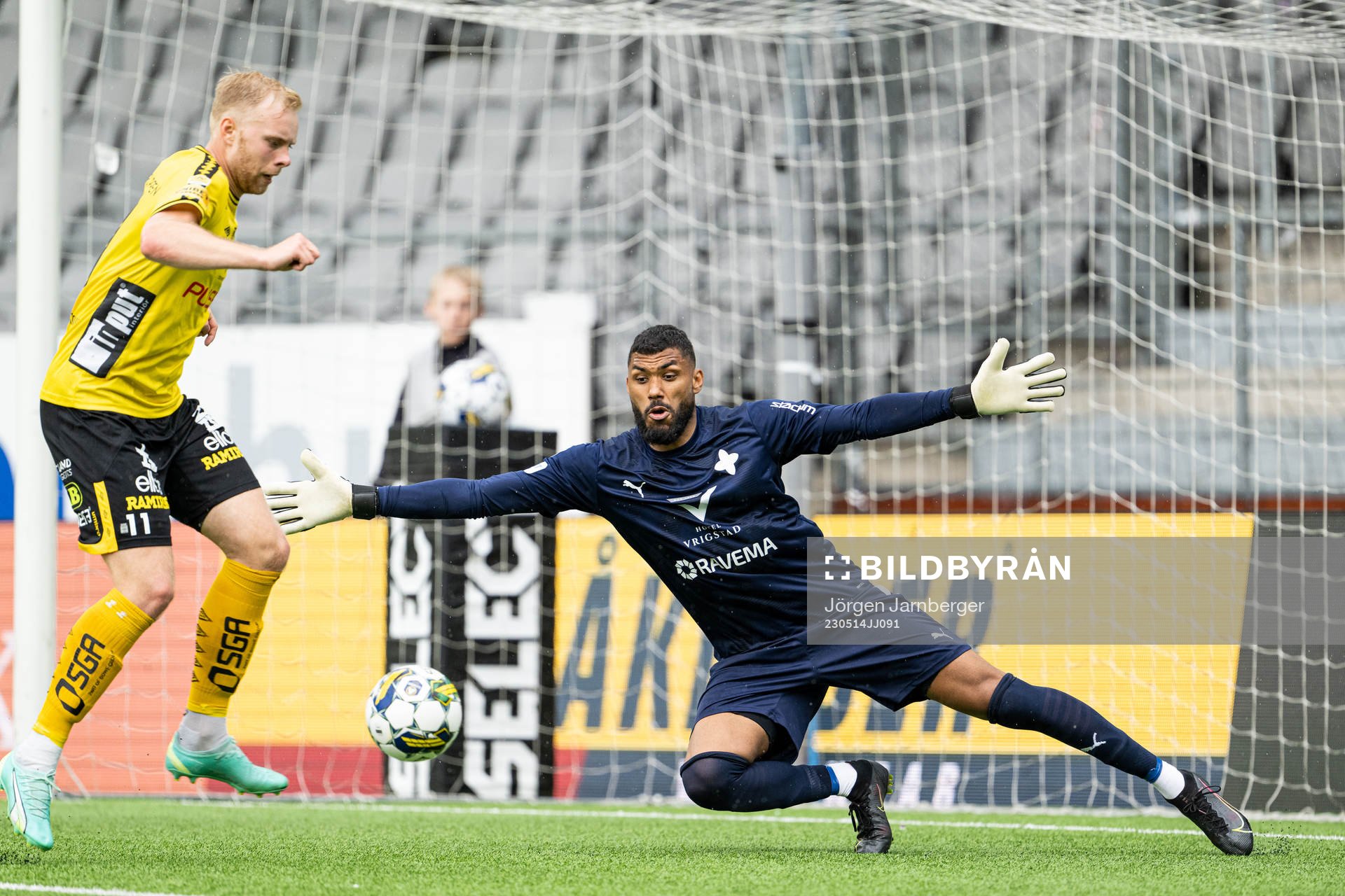 Elfsborgs Sveinn Guðjohnsen och Värnamos målvakt