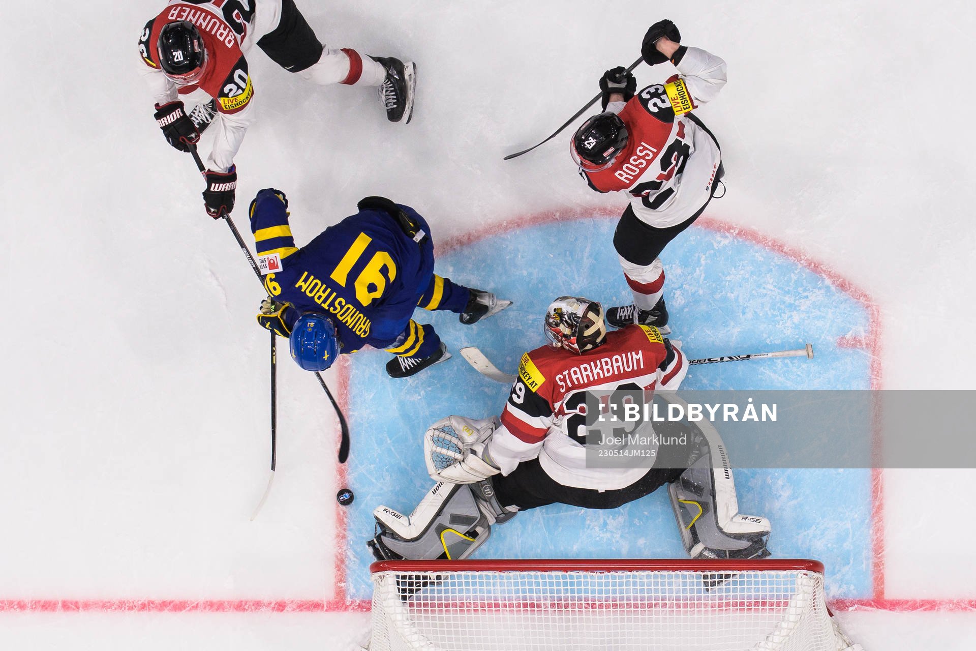 Carl Grundström of Sweden challenges Nico Brunner,