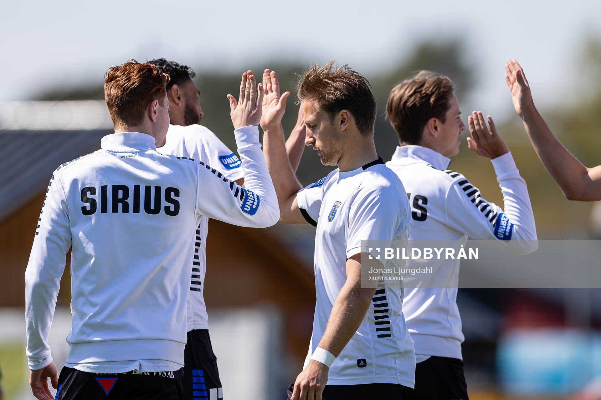 Sirius spelare värmer upp före fotbollsmatchen i