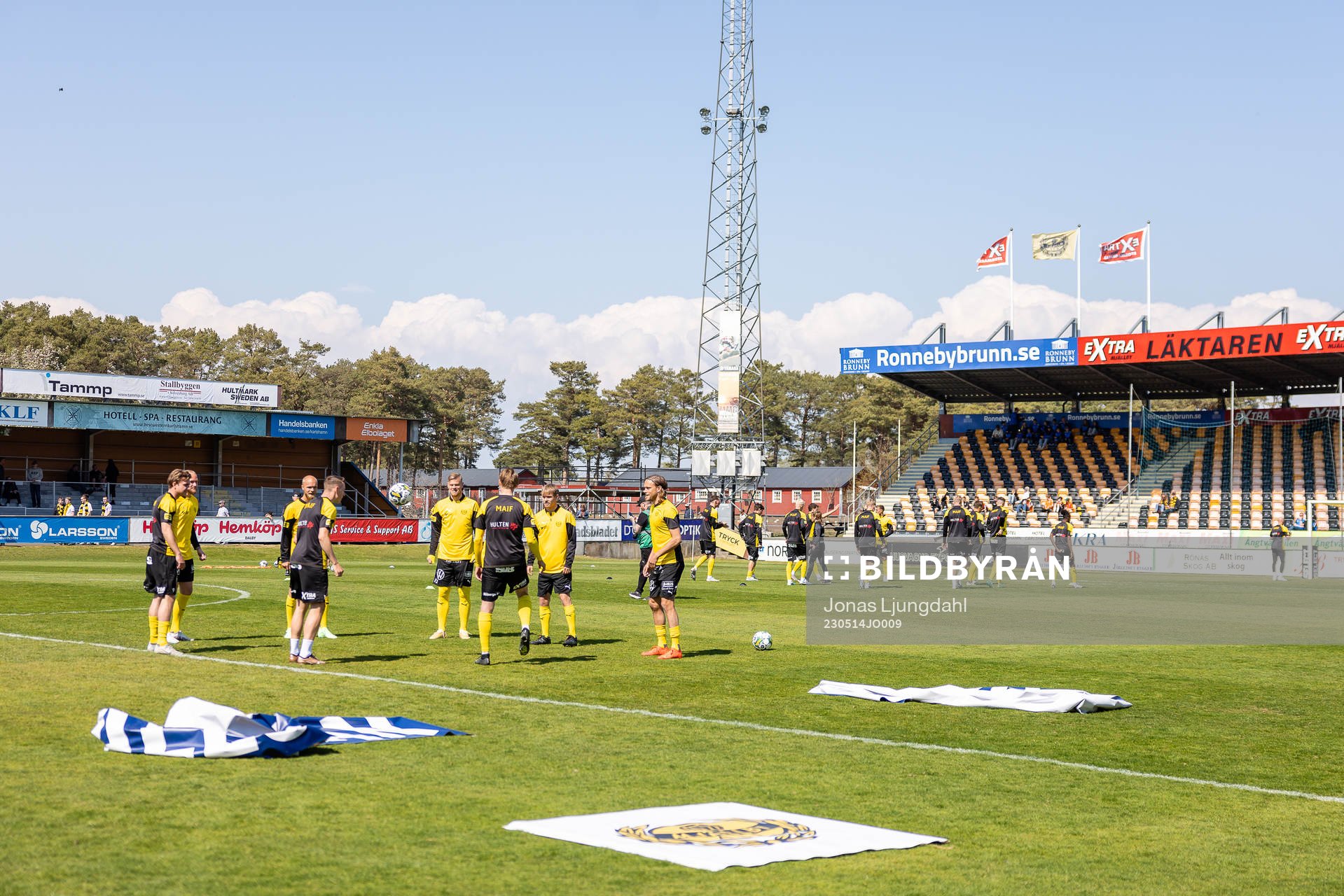 Mjällbys spelare värmer upp före fotbollsmatchen i