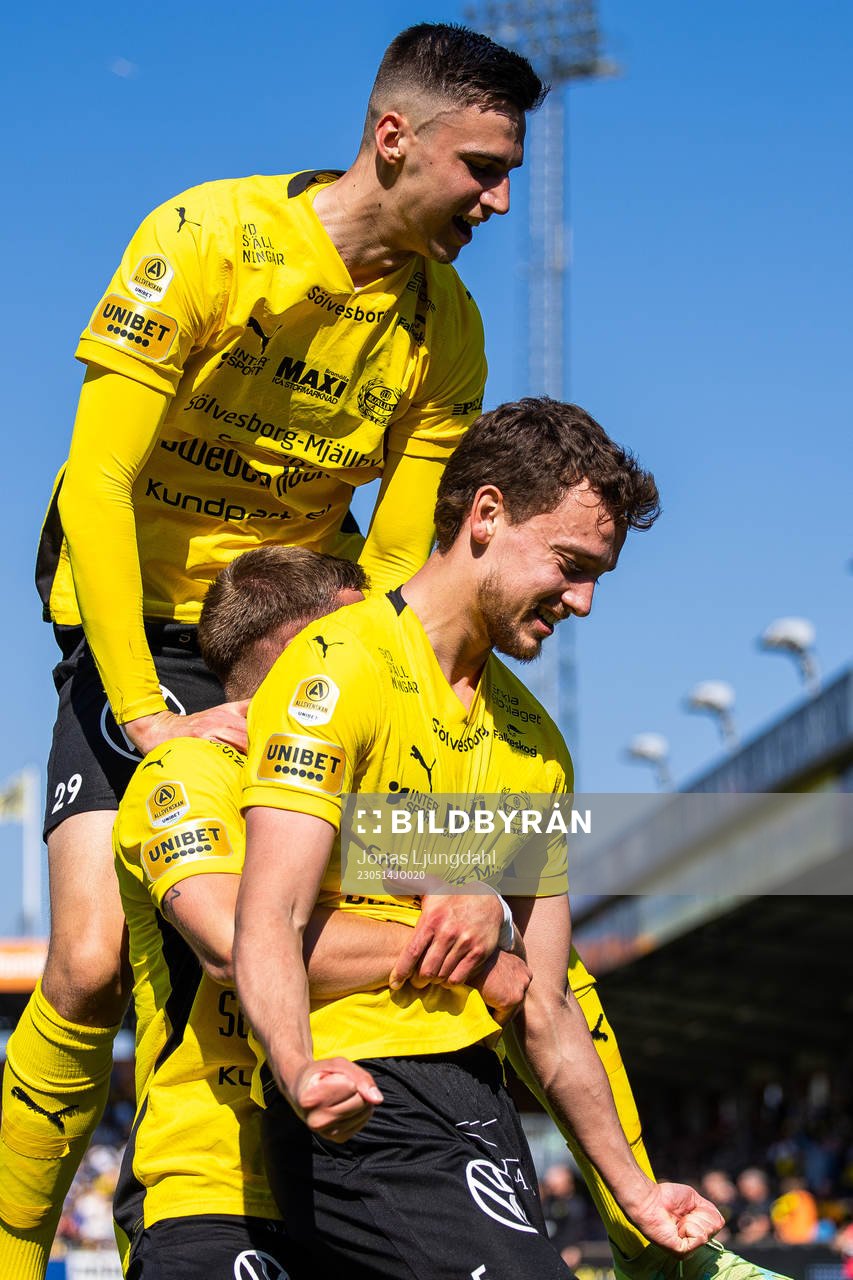 Mjällbys Colin Rösler jublar med lagkamrater efter att han gjort 3-0 under fotbollsmatchen i Allsvenskan mellan Mjällby och Sirius den 14 maj 2023 i Hällevik.