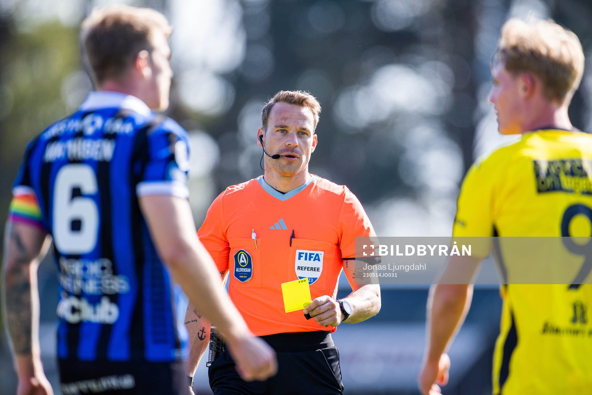 Domare Kristoffer Karlsson med ett gult kort