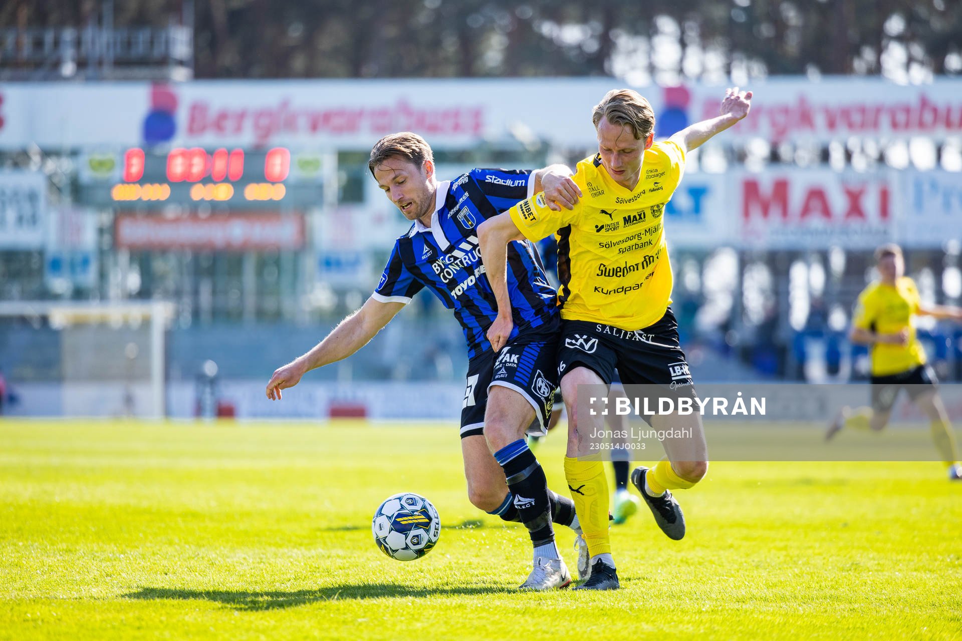 Sirius Daniel Stensson och Mjällbys Alexander Johansson