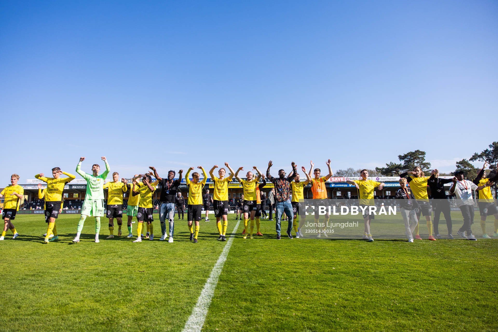 Mjällbys spelare jublar efter fotbollsmatchen i Allsvenskan mellan Mjällby och Sirius den 14 maj 2023 i Hällevik. 