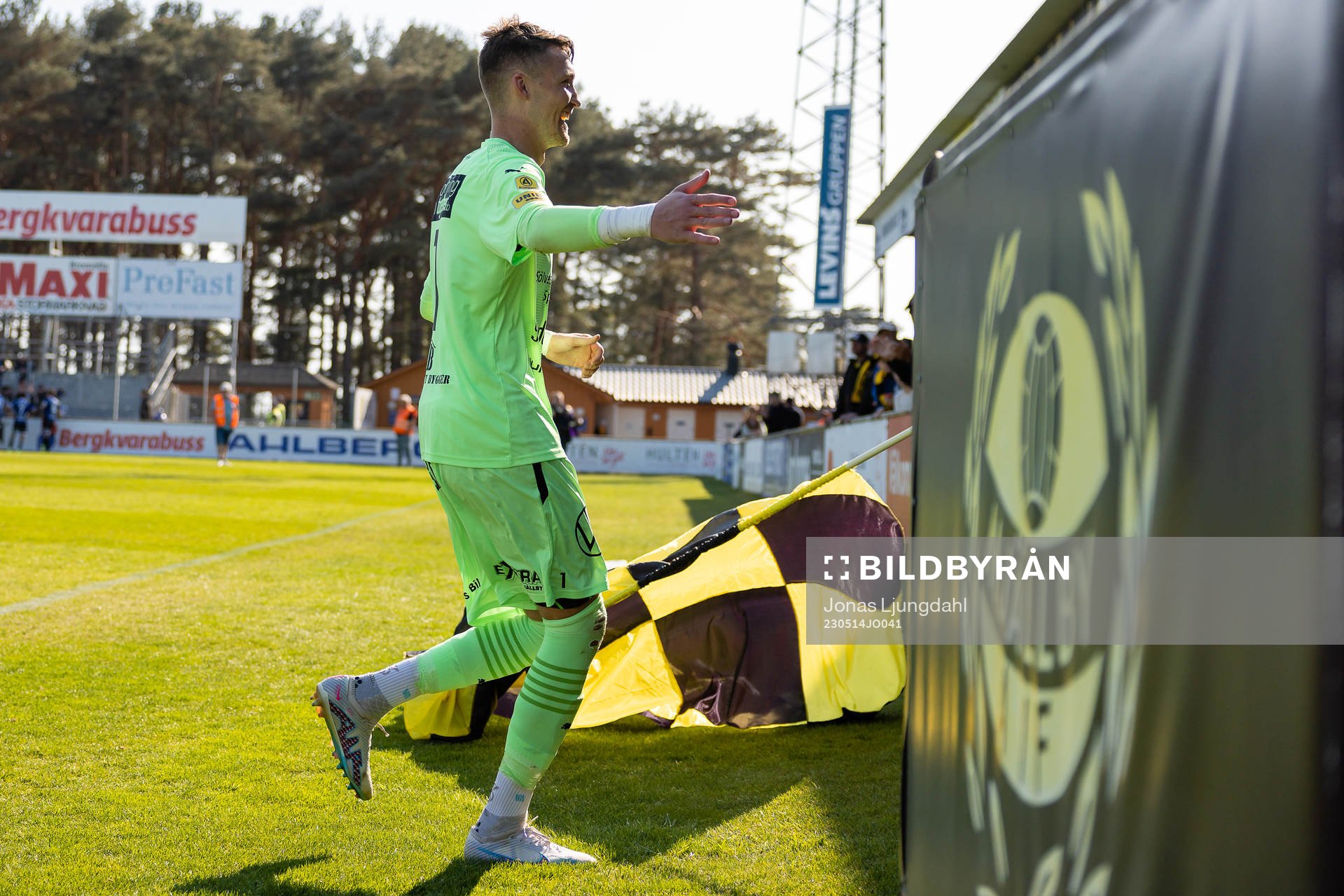 Mjällbys målvakt Noel Törnqvist jublar efter fotbollsmatchen i Allsvenskan mellan Mjällby och Sirius den 14 maj 2023 i Hällevik. 
