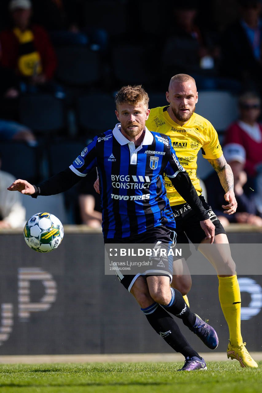 Sirius Dennis Widgren och Mjällbys Adam Ståhl