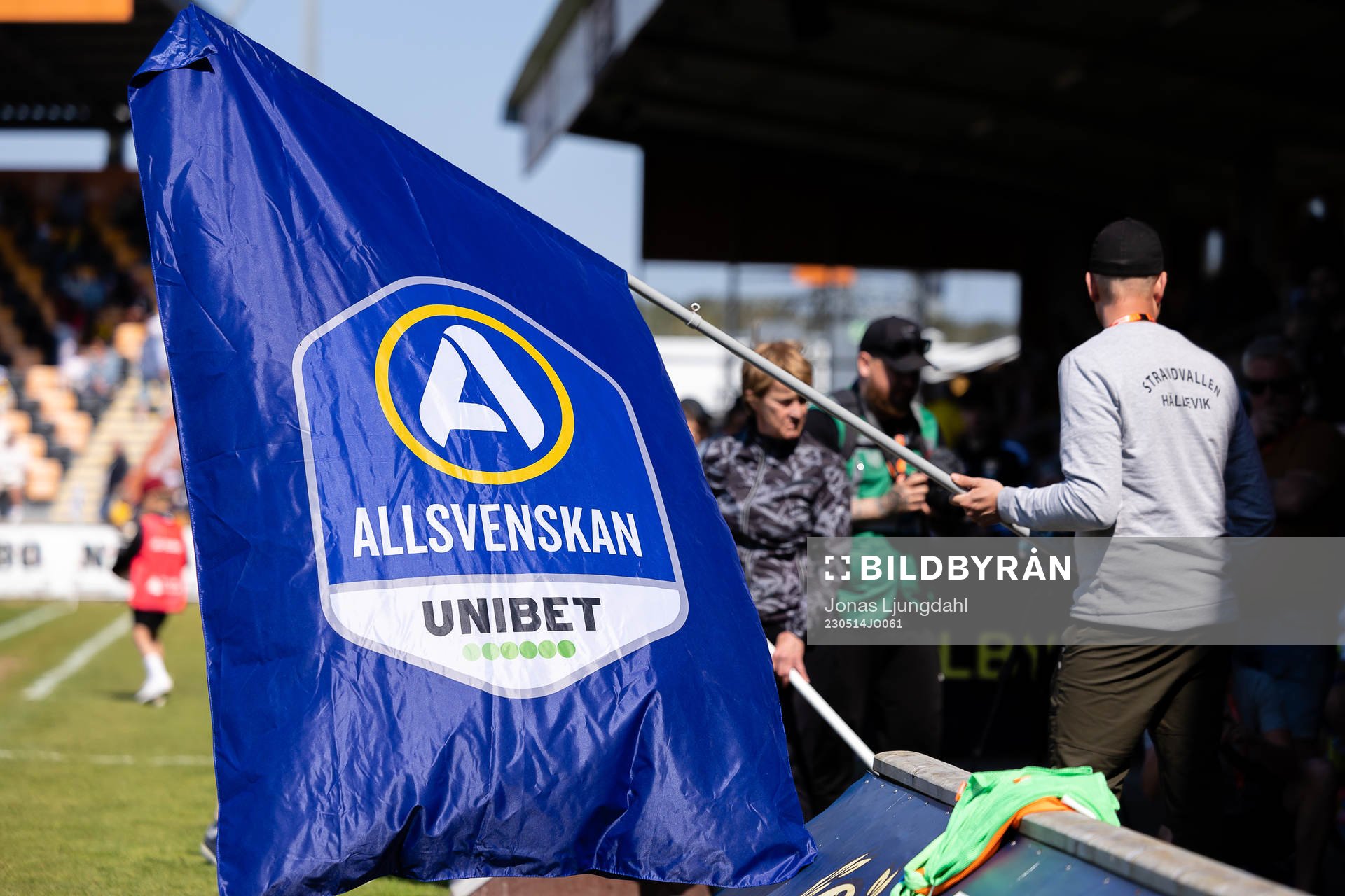 Flagga med Allvenskans och Unibets logo före fotbollsmatchen i Allsvenskan mellan Mjällby och Sirius den 14 maj 2023 i Hällevik. 