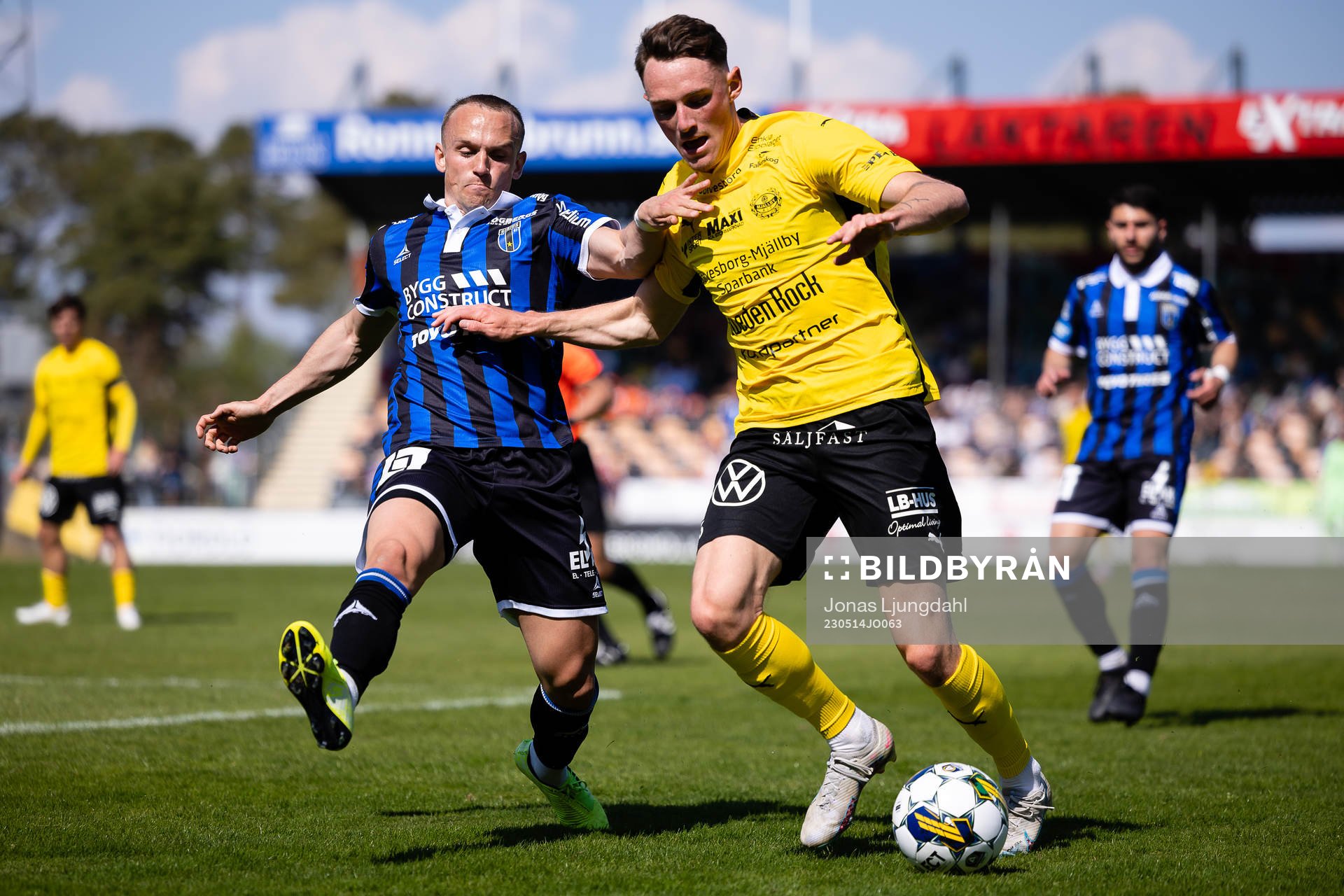 Sirius Aron Bjarnason och Mjällbys Noah Persson