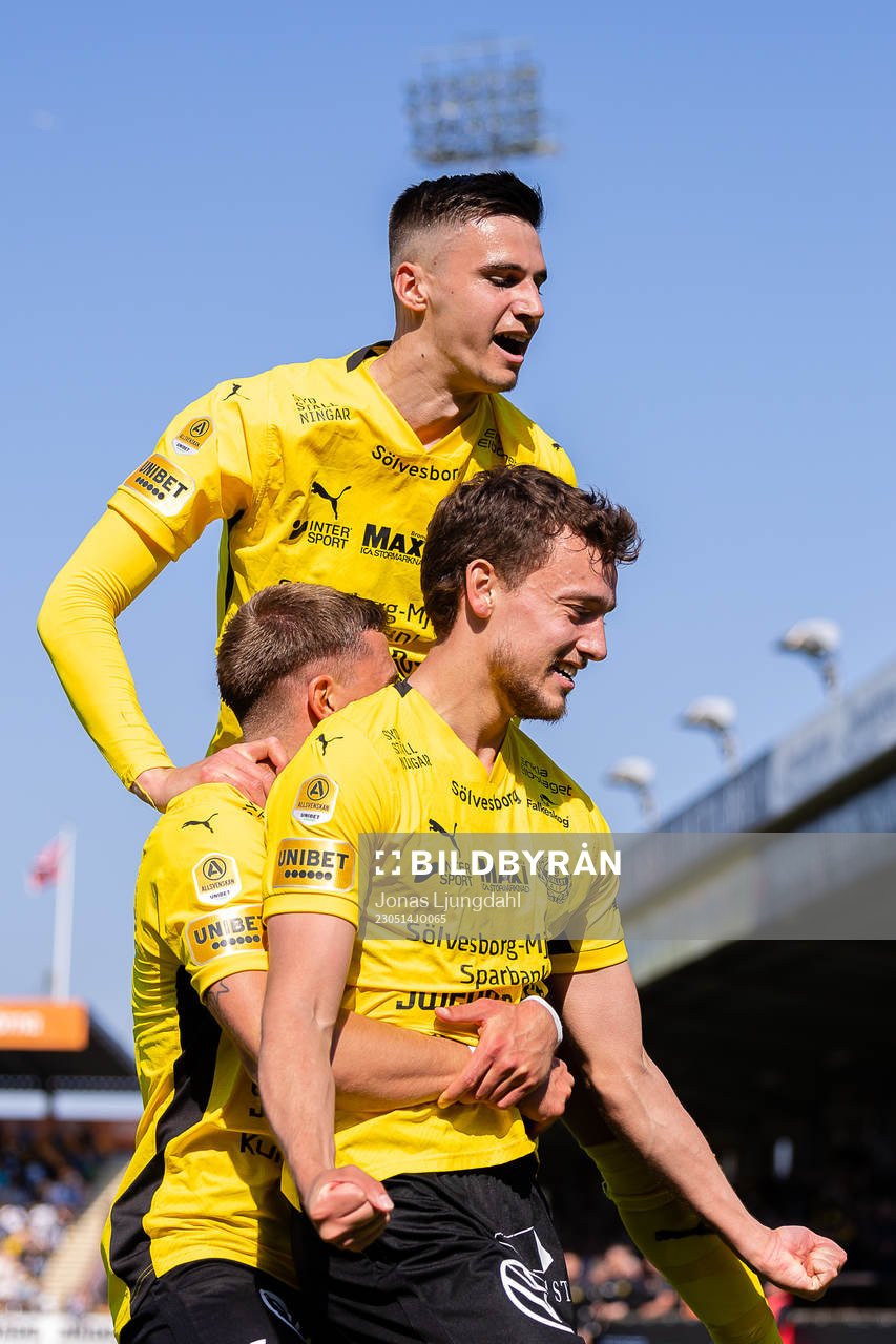 Mjällbys Noah Eile och Colin Rösler jublar