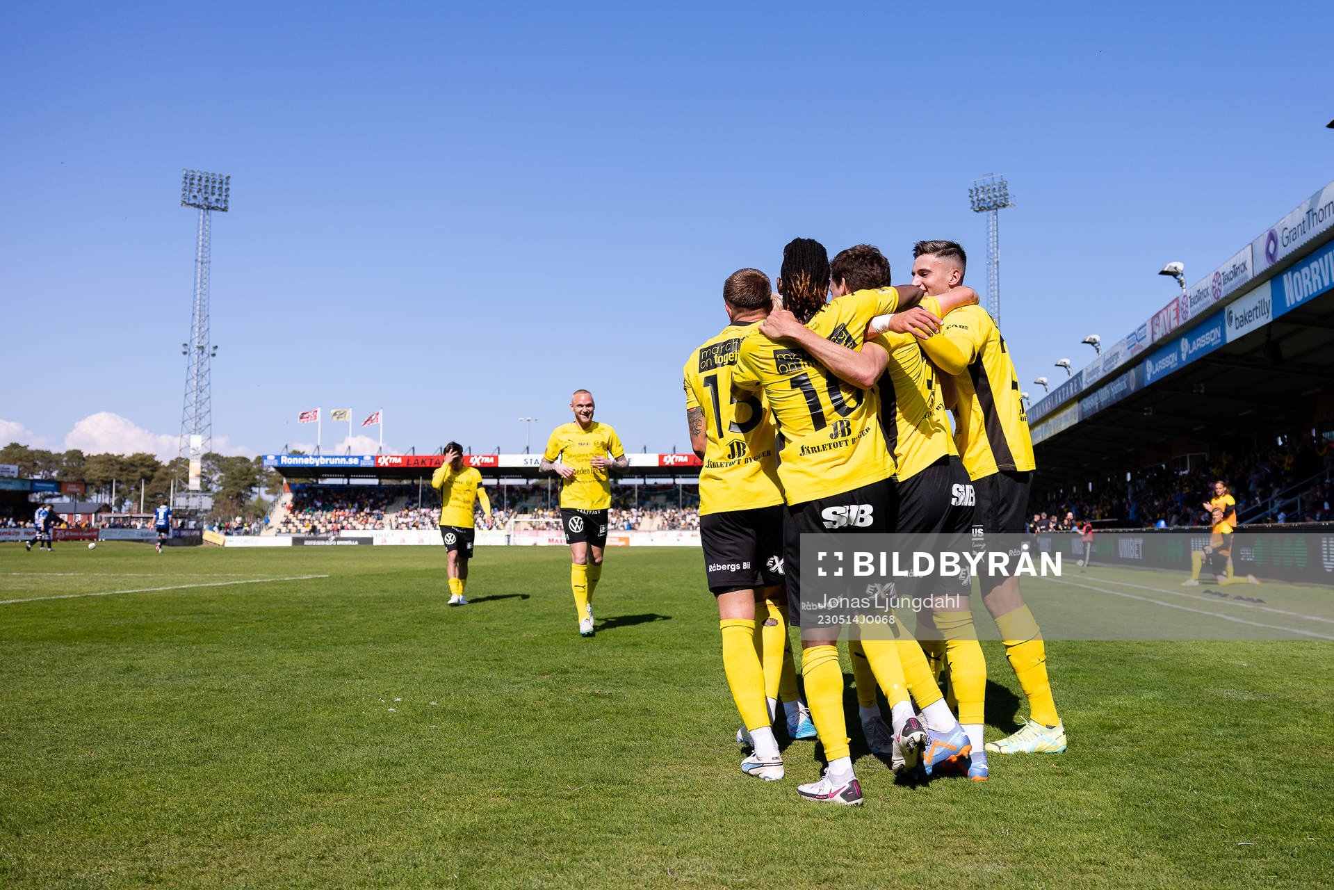 Mjällbys spelare jublar efter mål 3-0 under fotbollsmatchen i Allsvenskan mellan Mjällby och Sirius den 14 maj 2023 i Hällevik. 