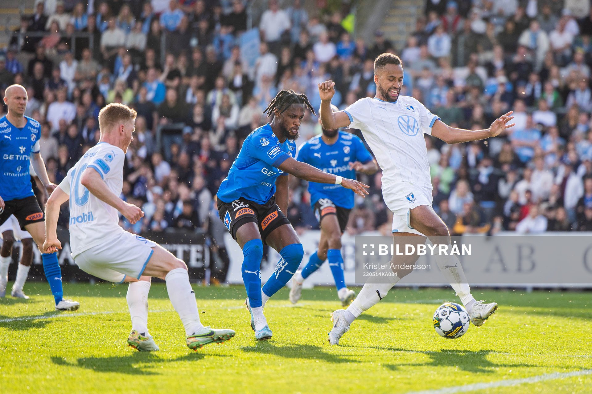 Halmstads Joseph Baffoe och Malmö FFs Isaac Kiese Thelin