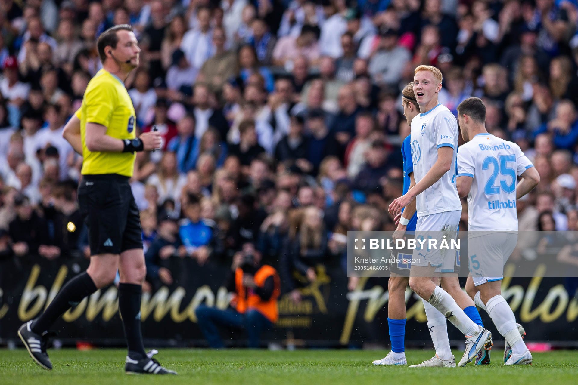 Malmö FFs Hugo Larsson reagerar mot domare Andreas Ekberg
