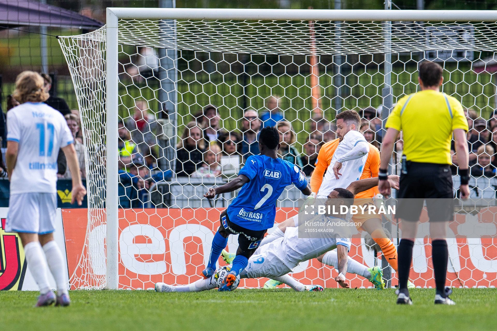 Halmstads Thomas Boakye oroar framför Malmö FFs Derek