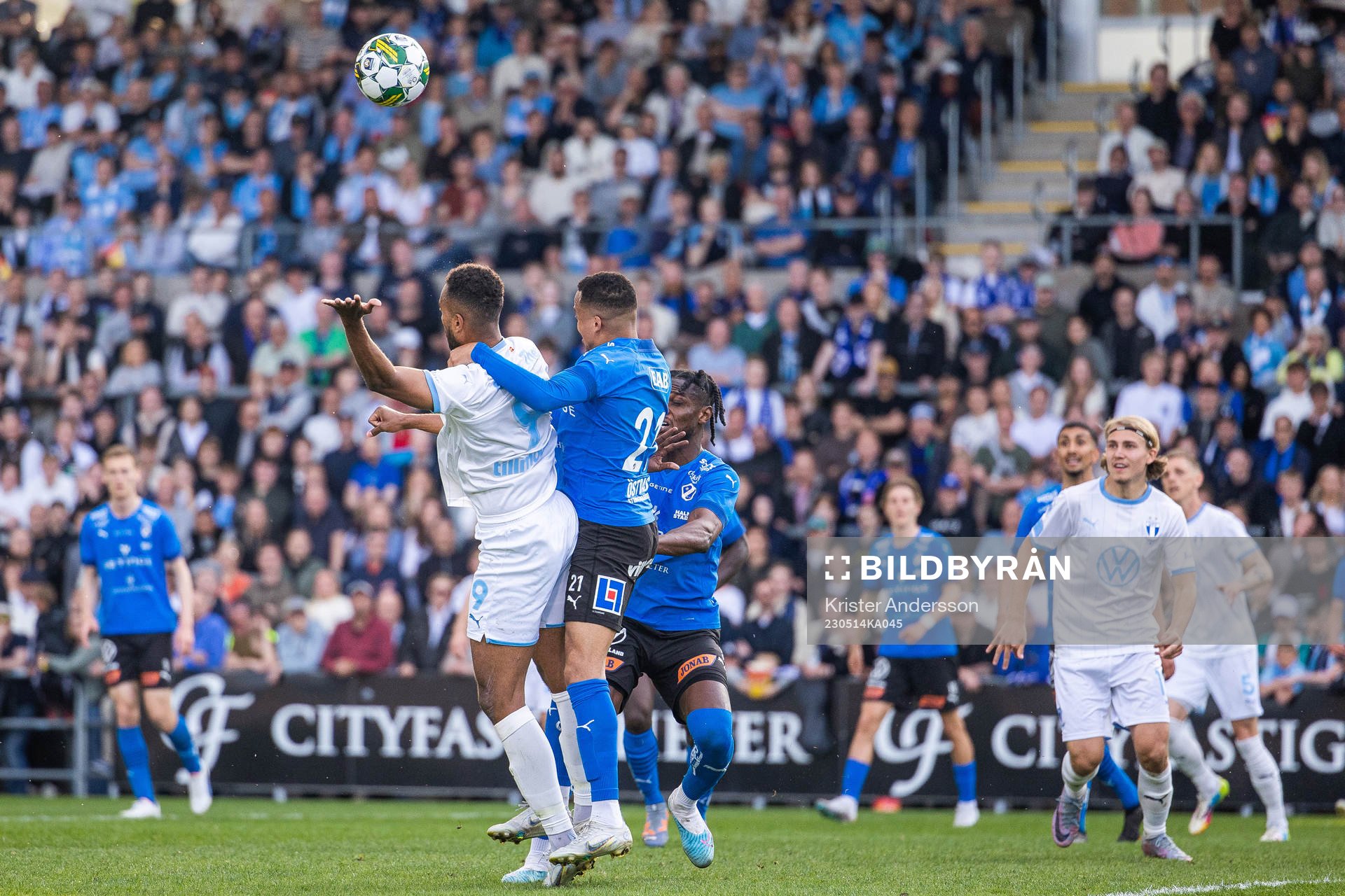 Malmö FFs Isaac Kiese Thelin och Halmstads Marcus Olsson