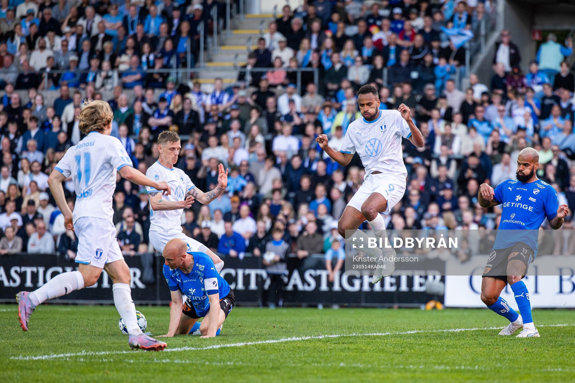 Halmstads Andreas Johansson och Phil Ofosu-Ayeh försvarar
