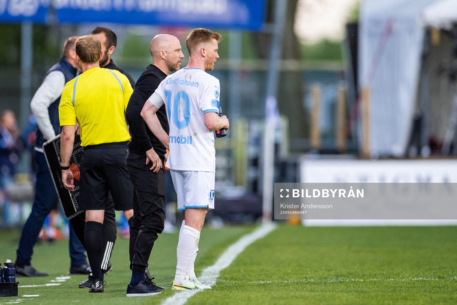 Malmö FFs tränare Henrik Rydström pratar med Anders Christiansen under fotbollsmatchen i Allsvenskan mellan Halmstad och Malmö FF den 14 maj 2023 i Halmstad.