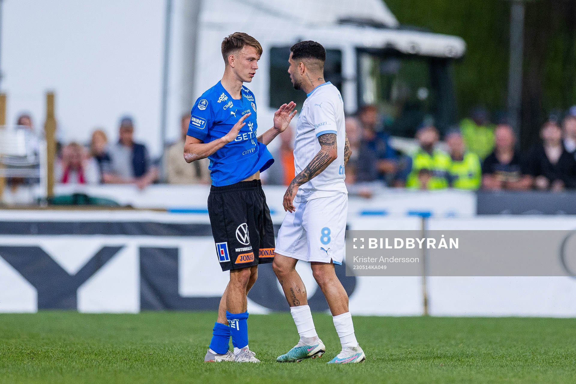 irriterat mellan Halmstads Kazper Karlsson och Malmö FFs