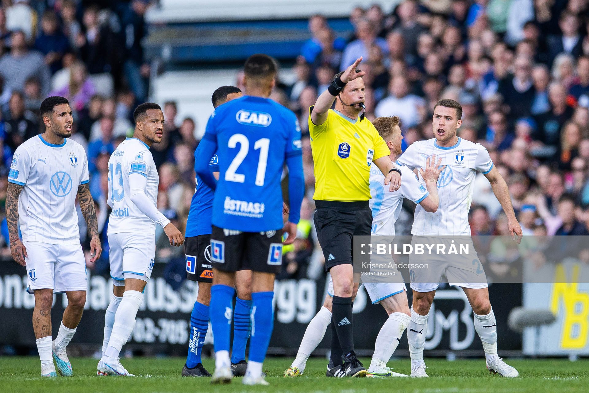 Malmö FFs Gabriel Busanello reagerar mot domare Andreas