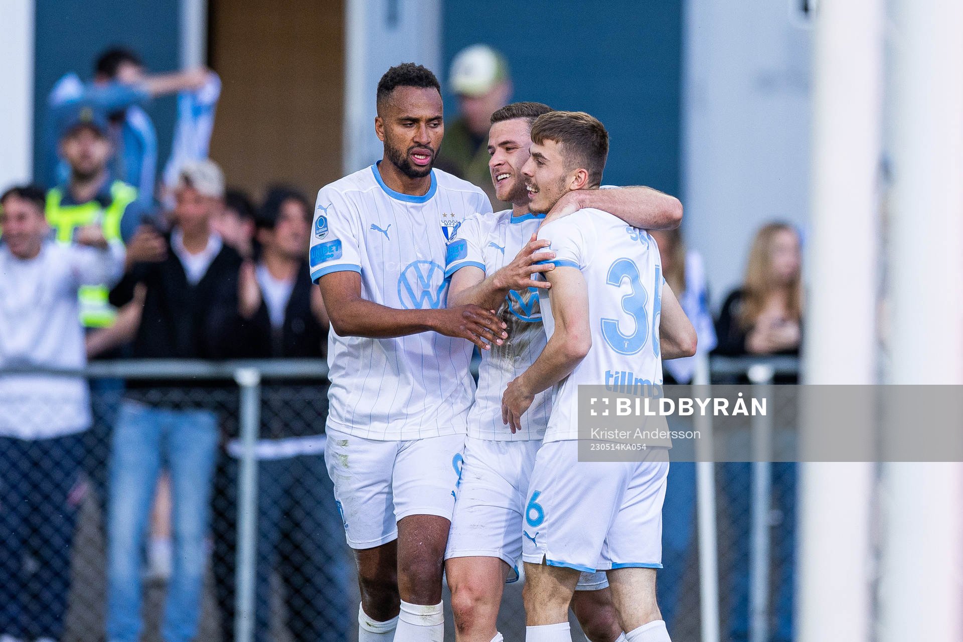 Malmö FFs Patriot Sejdiu (till häger) jublar med Isaac Kiese Thelin och Gabriel Busanello efter att han gjort 0-1 under fotbollsmatchen i Allsvenskan mellan Halmstad och Malmö FF den 14 maj 2023 i Halmstad.