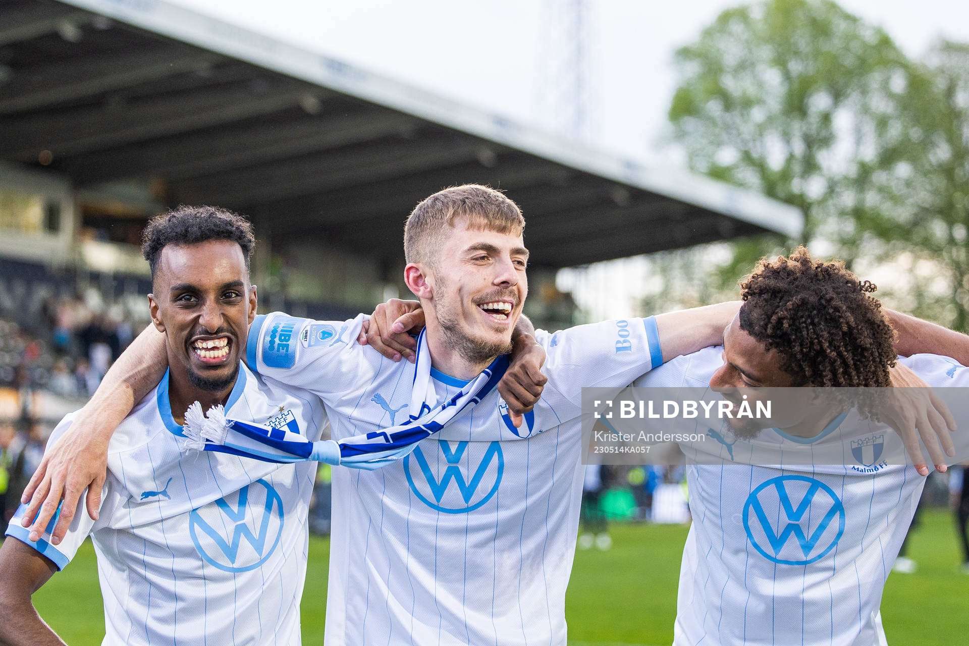 Malmö FFs Taha Ali, Patriot Sejdiu och Joseph Ceesay jublar efter fotbollsmatchen i Allsvenskan mellan Halmstad och Malmö FF den 14 maj 2023 i Halmstad.