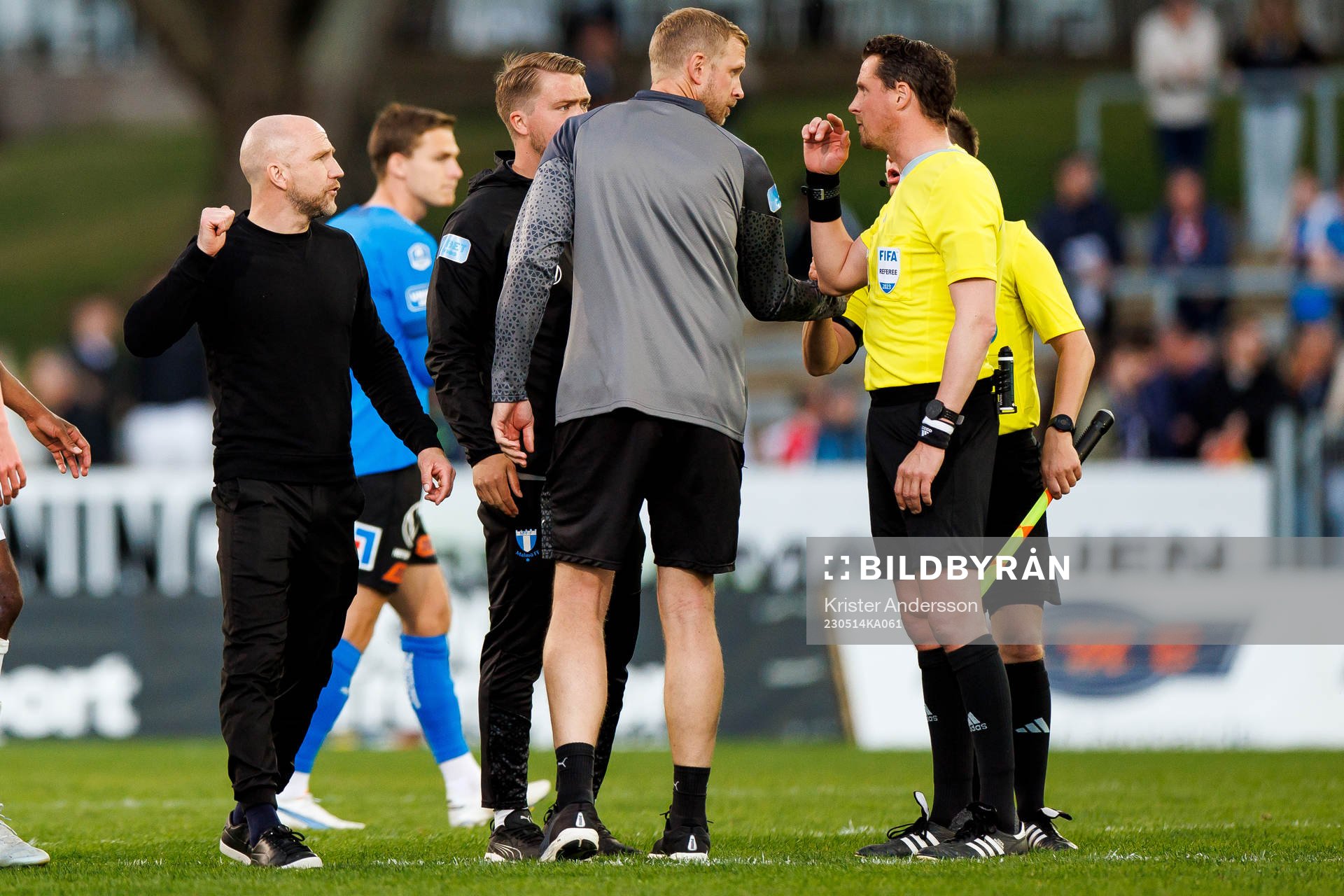 Malmö FFs tränare Henrik Rydström diskuterar med domare