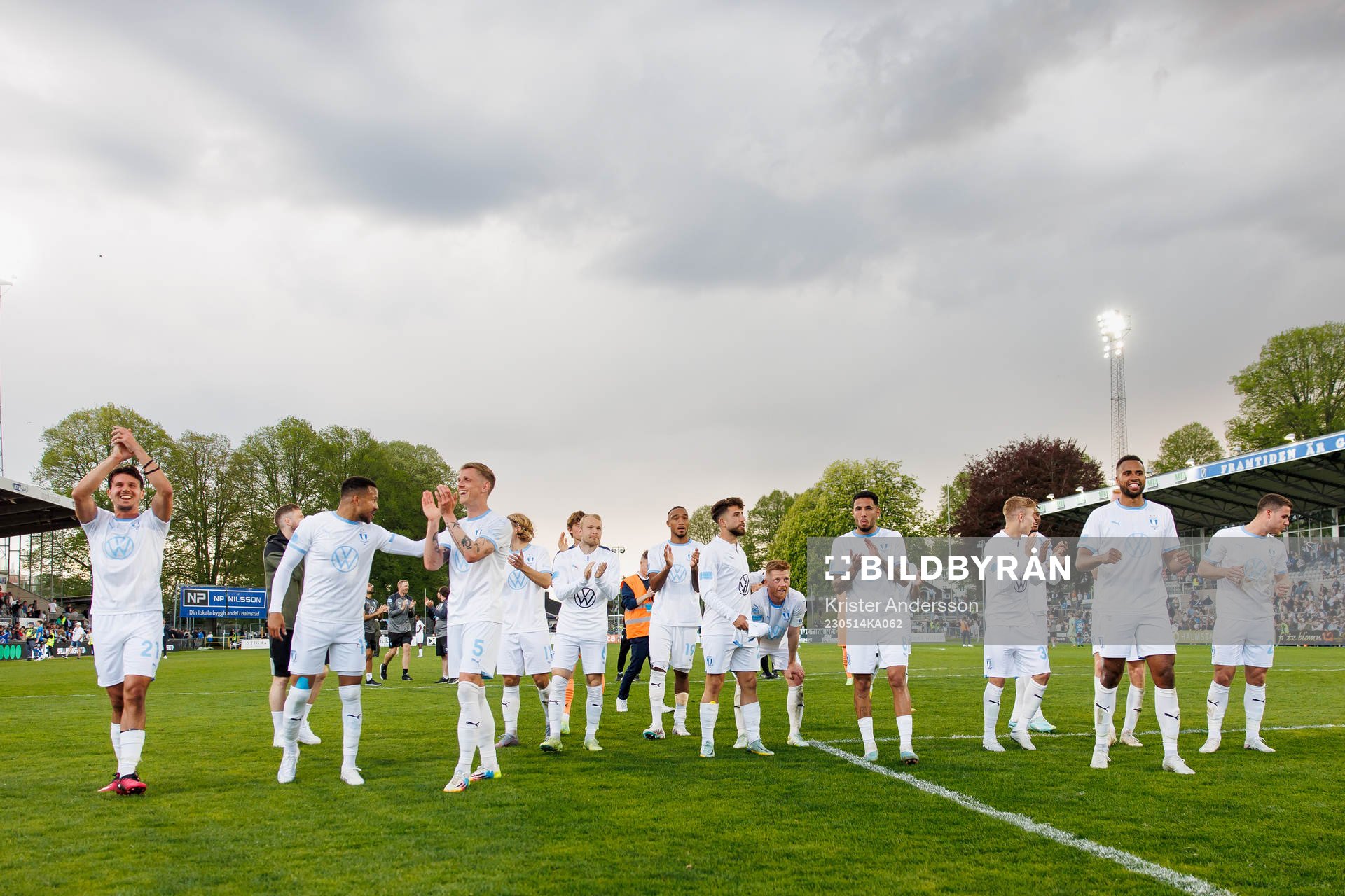 Malmö FFs spelare jublar efter fotbollsmatchen i Allsvenskan mellan Halmstad och Malmö FF den 14 maj 2023 i Halmstad. 
