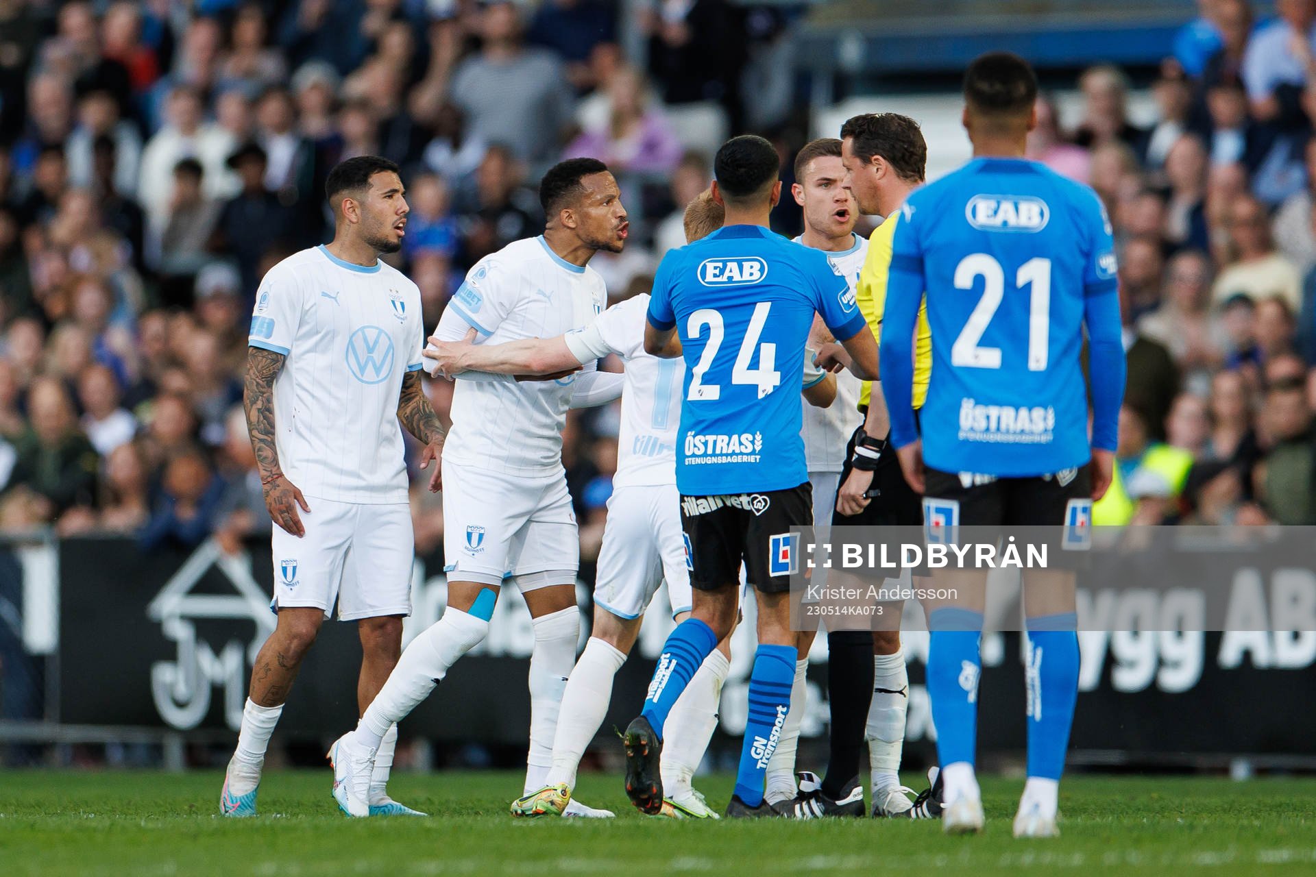 Malmö FFs spelare reagerar på domare Andreas Ekberg
