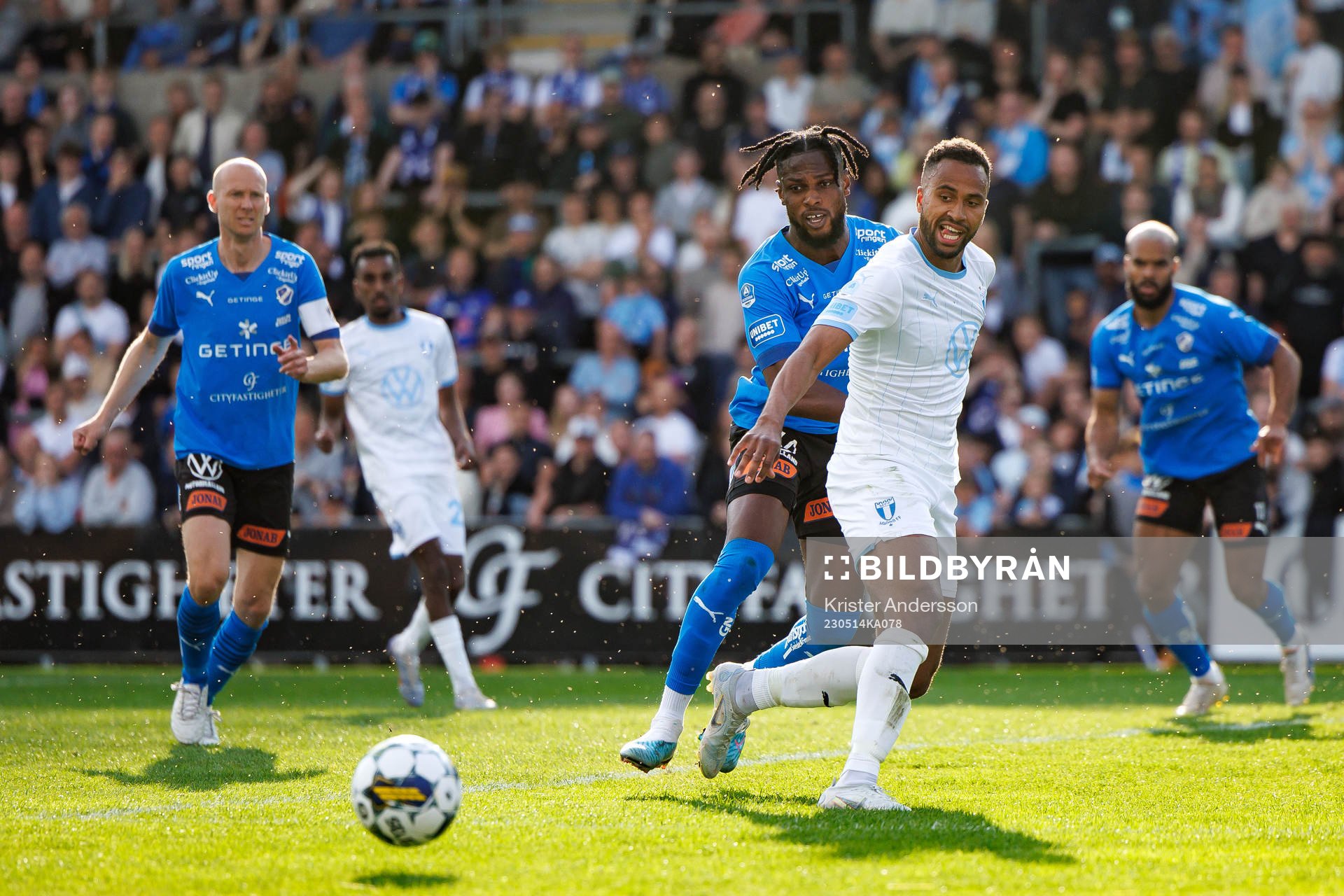 Halmstads Joseph Baffoe och Malmö FFs Isaac Kiese Thelin