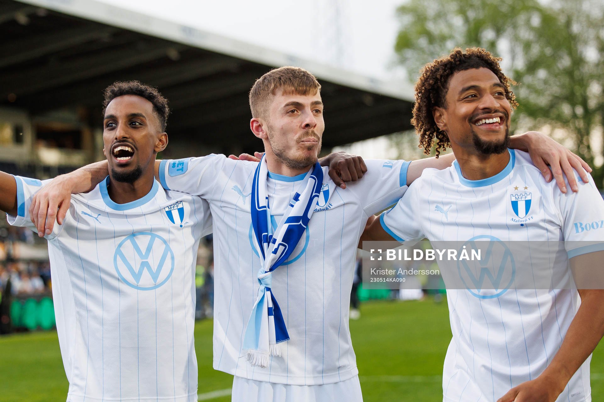 Malmö FFs Taha Ali, Patriot Sejdiu och Joseph Ceesay jublar efter fotbollsmatchen i Allsvenskan mellan Halmstad och Malmö FF den 14 maj 2023 i Halmstad.