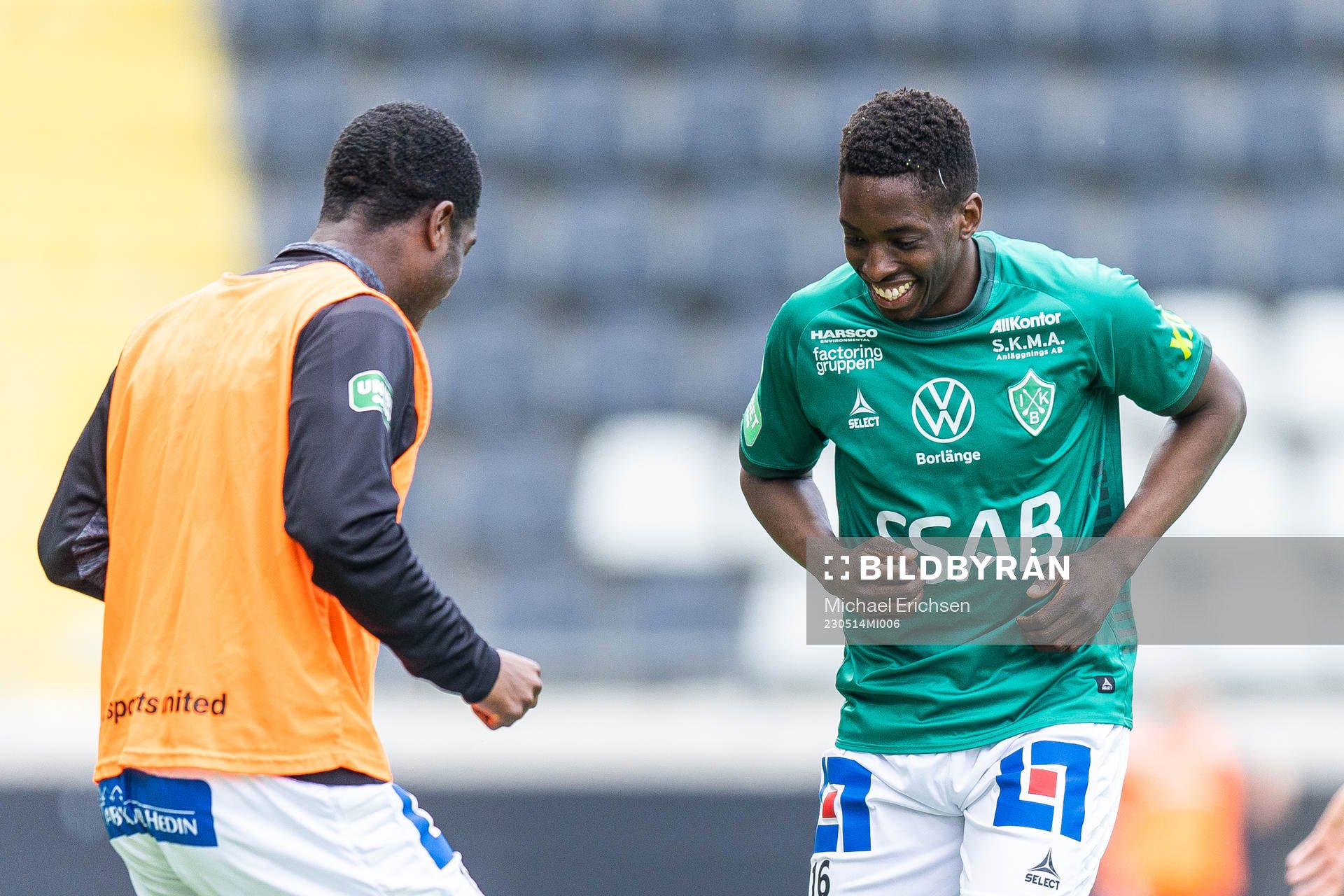 Brages Samouil Izountouemoi jublar med lagkamrater