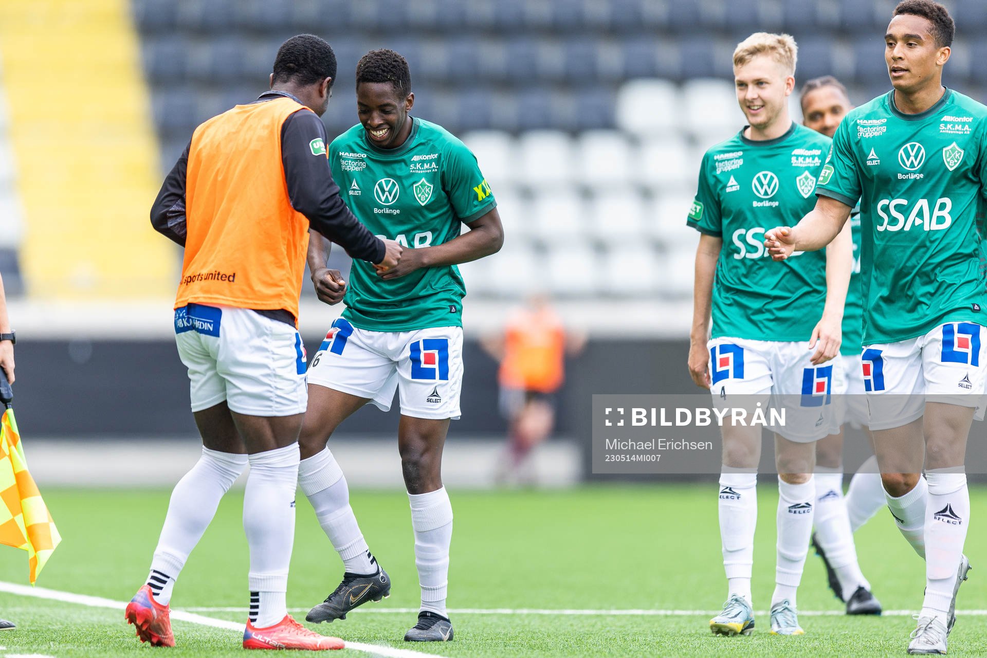 Brages Samouil Izountouemoi jublar med lagkamrater