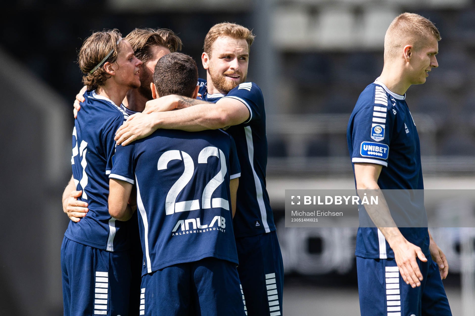 Utsiktens Fredrik Martinsson jublar med lagkamrater