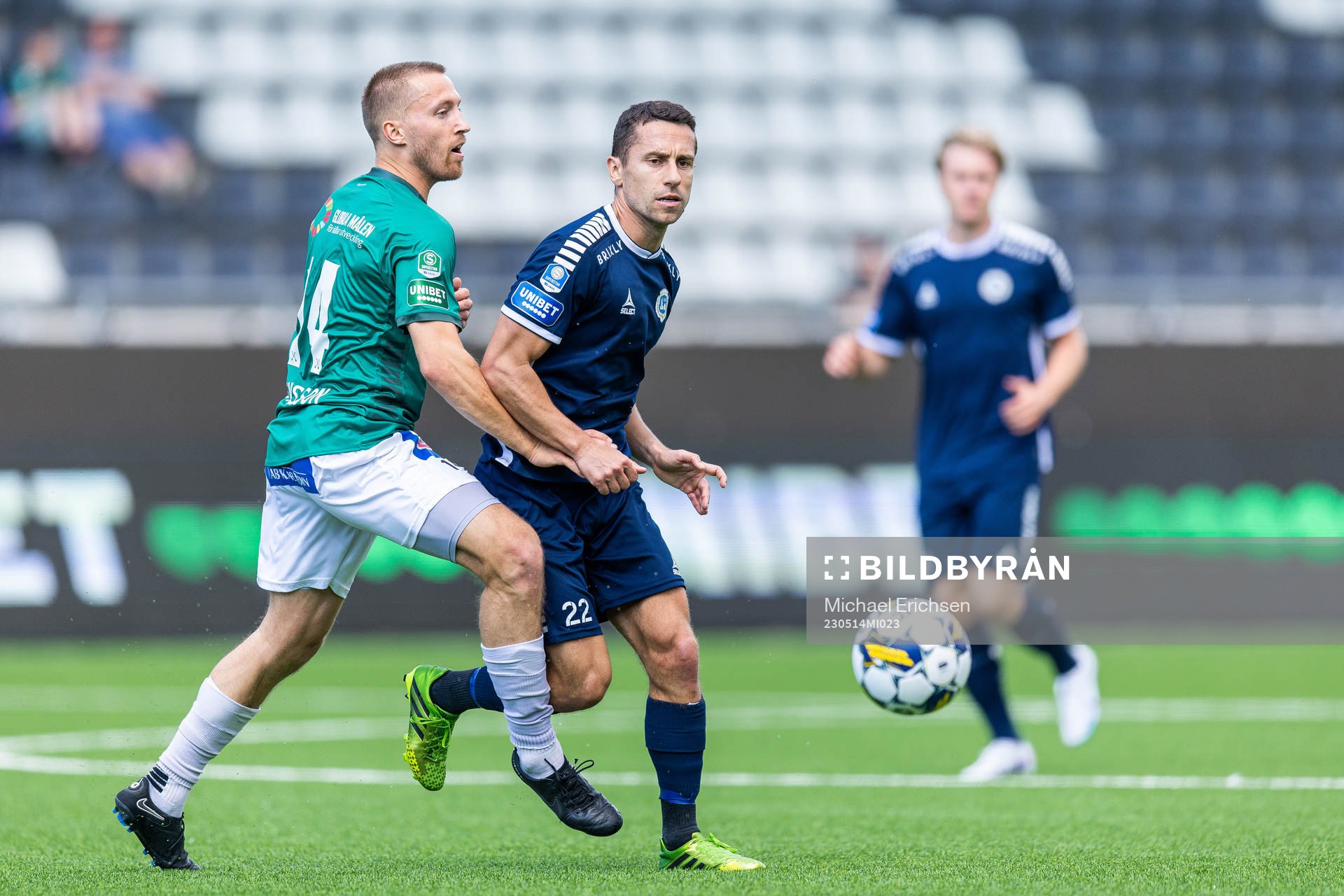 Brages Jacob Stensson och Utsiktens Predrag Randelovic under fotbollsmatchen i Superettan mellan Utsikten och Brage den 14 maj 2023 i Göteborg.