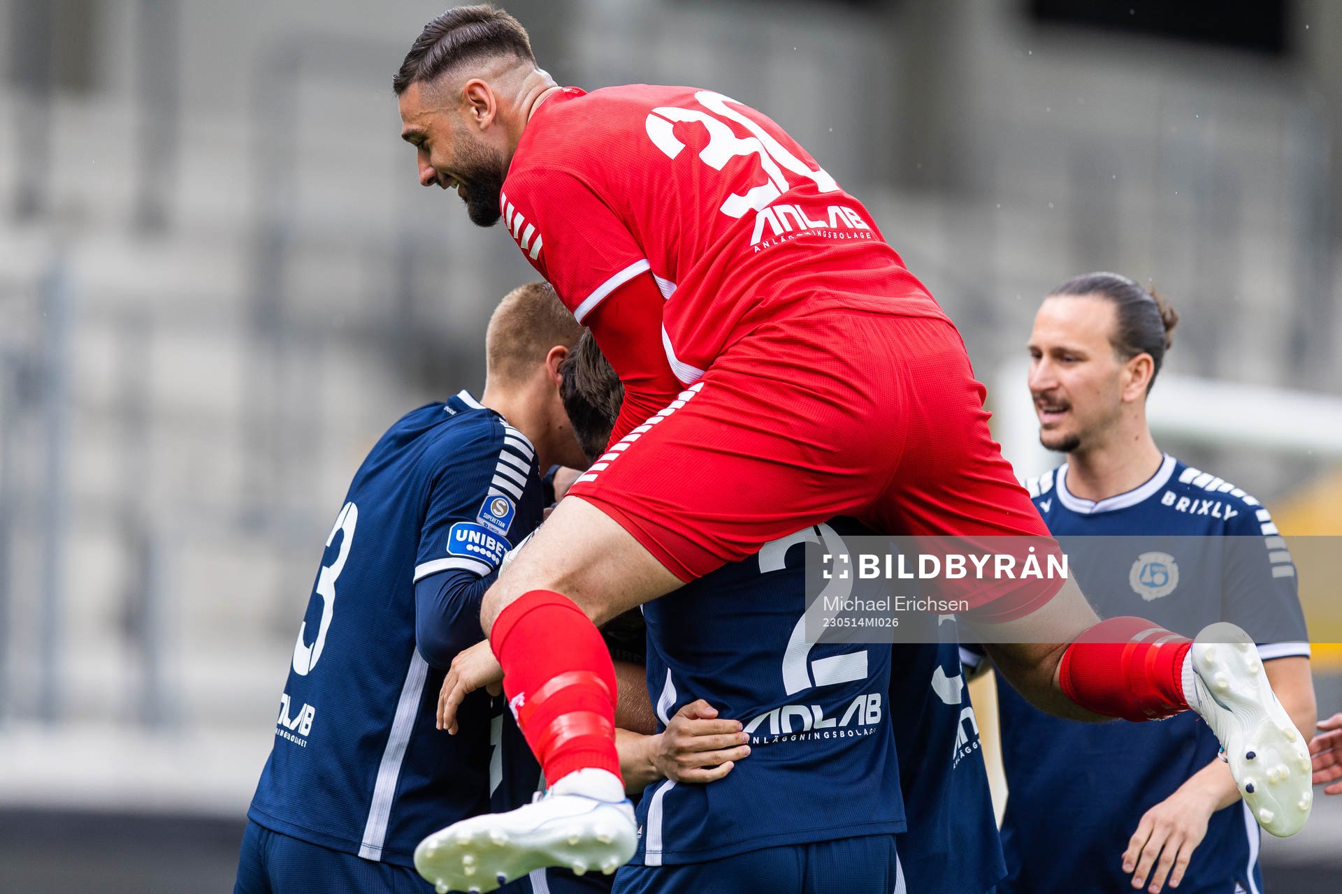 Utsiktens Emir Bosnic jublar med Jesper Brandt, Wilhelm Nilsson och målvakt Elias Hadaya efter att han gjort 4-1 under fotbollsmatchen i Superettan mellan Utsikten och Brage den 14 maj 2023 i Göteborg.