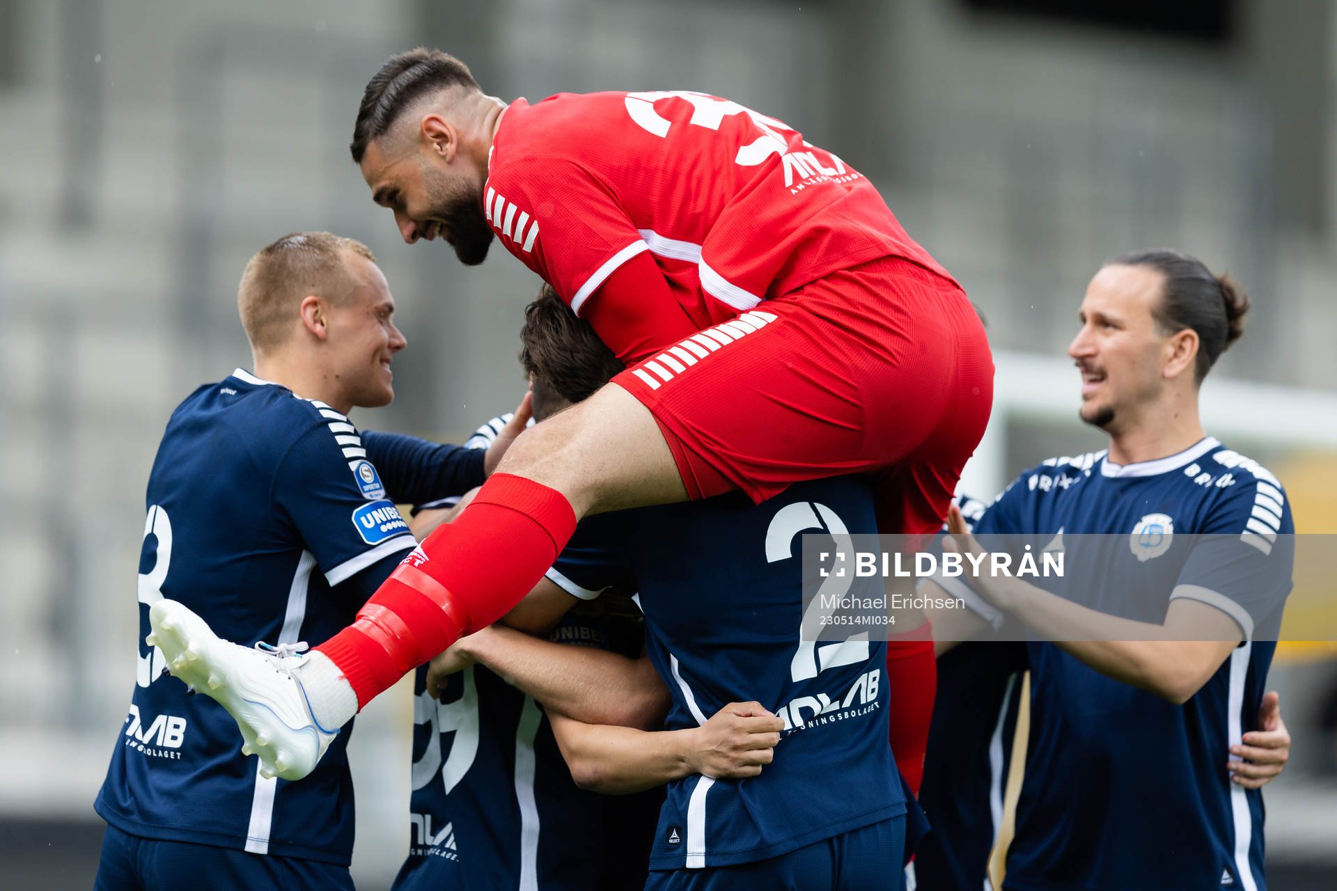 Utsiktens Emir Bosnic jublar med lagkamrater