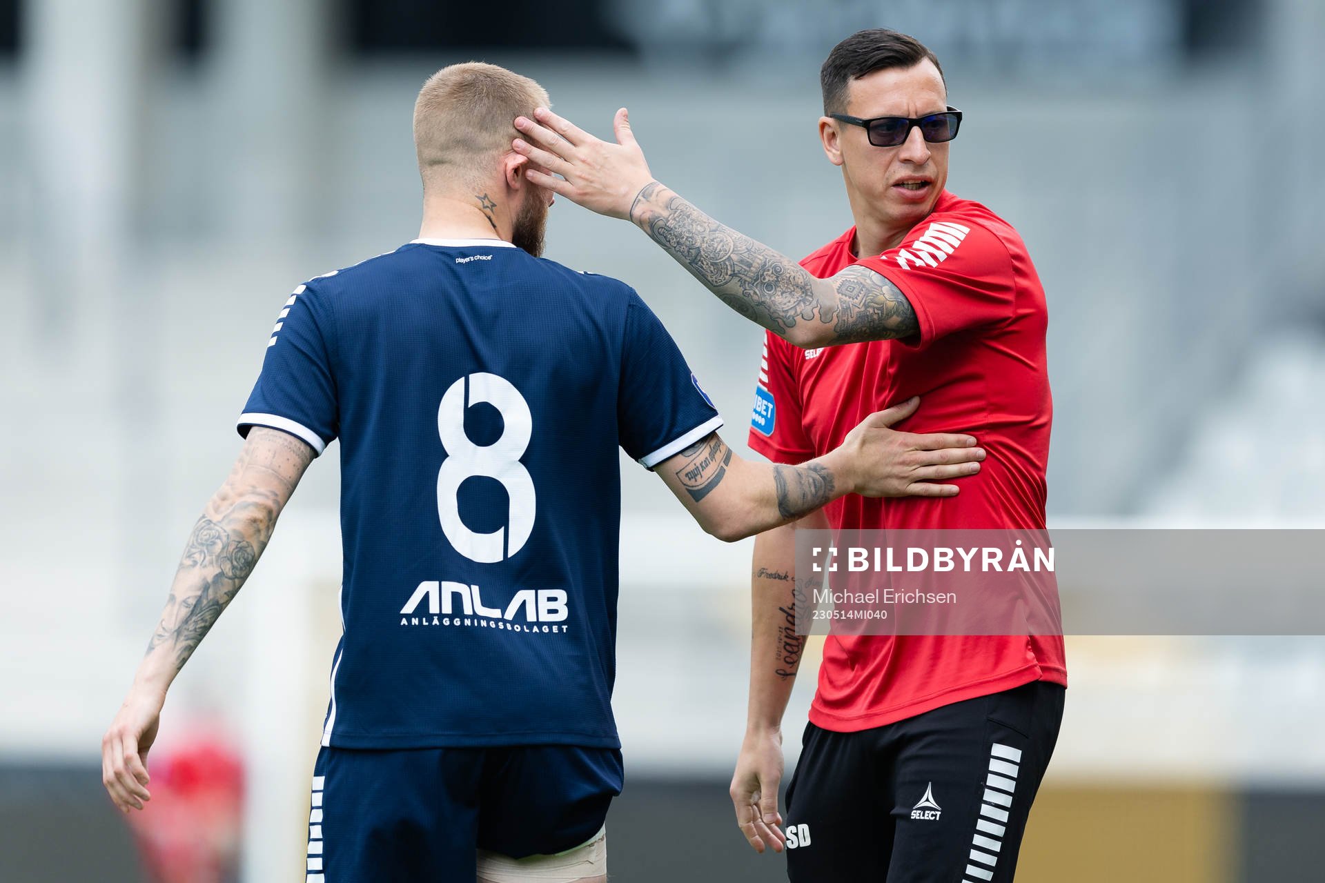 Utsiktens Alexander Faltsetas och assisterande tränare Martin Smedberg Dalence efter fotbollsmatchen i Superettan mellan Utsikten och Brage den 14 maj 2023 i Göteborg.