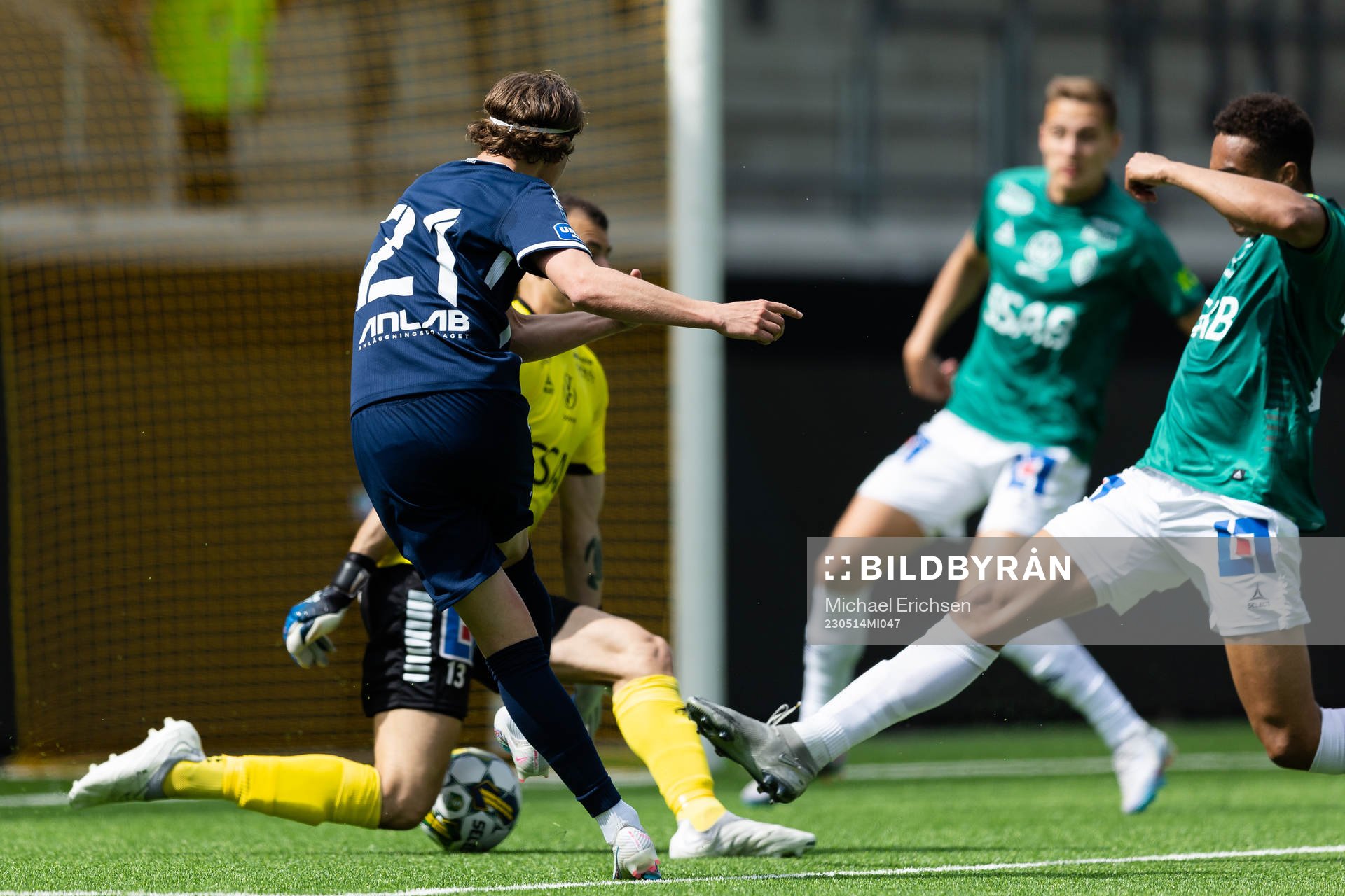 Utsiktens Fredrik Martinsson skjuter 3-1 i mål bakom