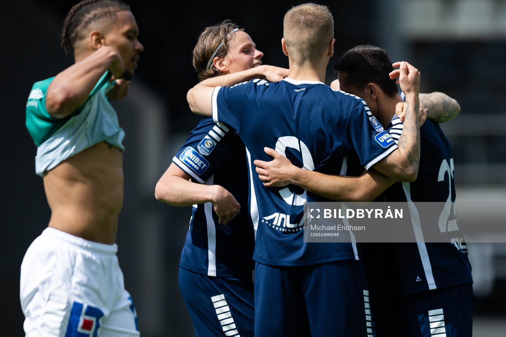 Utsiktens Fredrik Martinsson jublar med lagkamrater