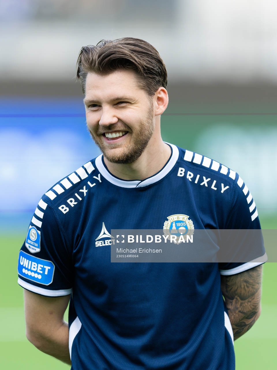 Utsiktens Karl Bohm på line up innan  fotbollsmatchen i